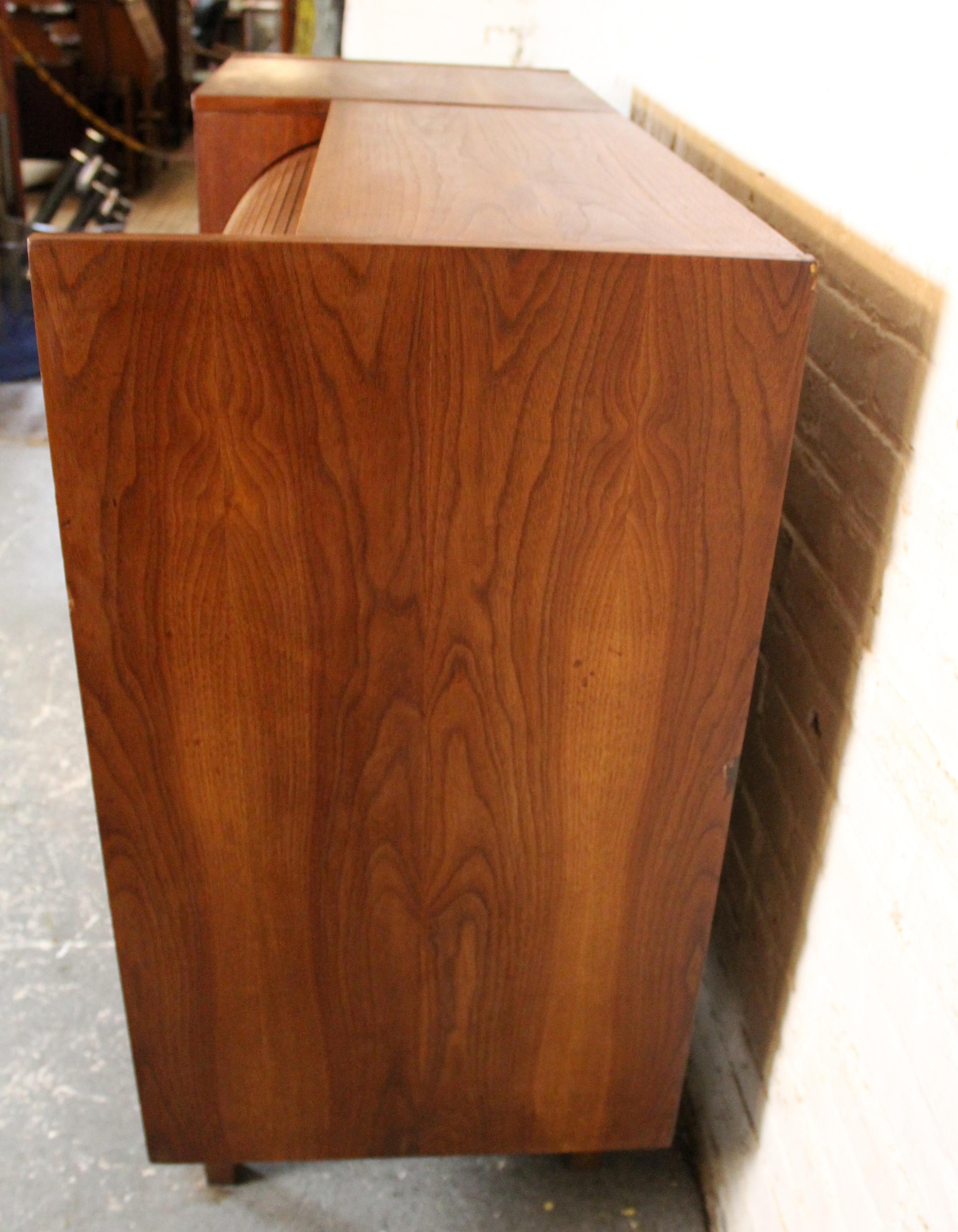 Escritorio con puerta de tambor de Mainline by Hooker Latón en venta