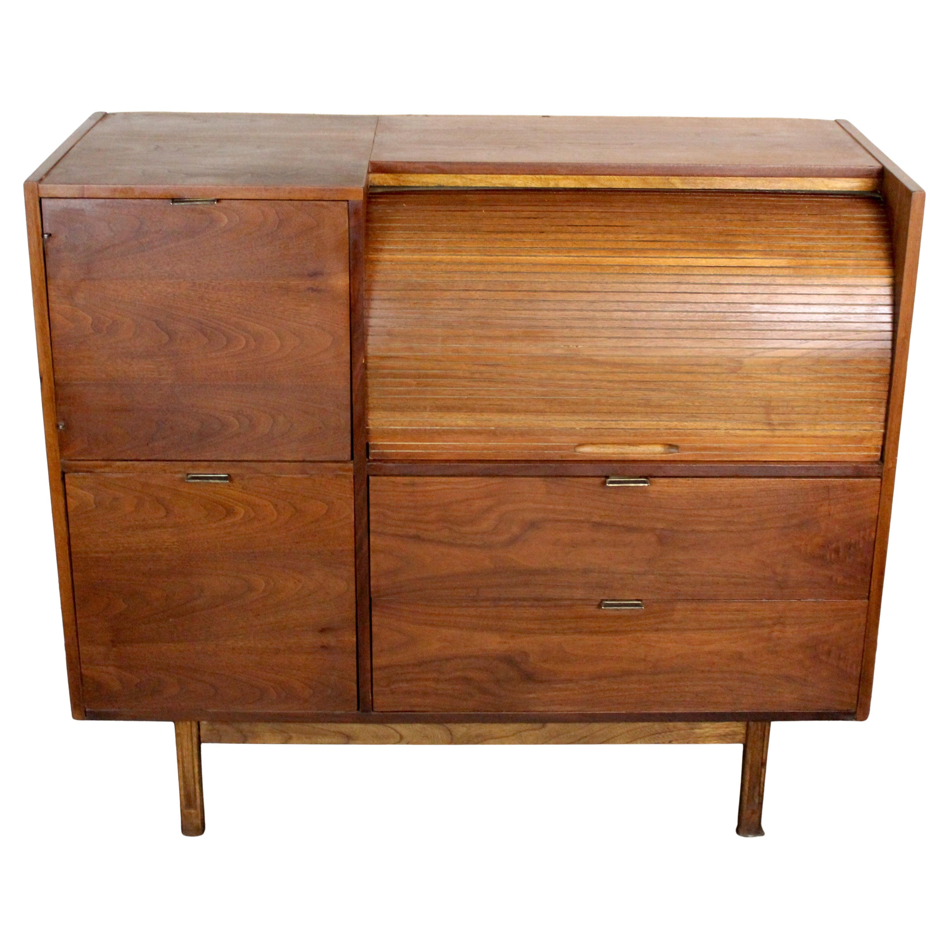 Escritorio con puerta de tambor de Mainline by Hooker en venta