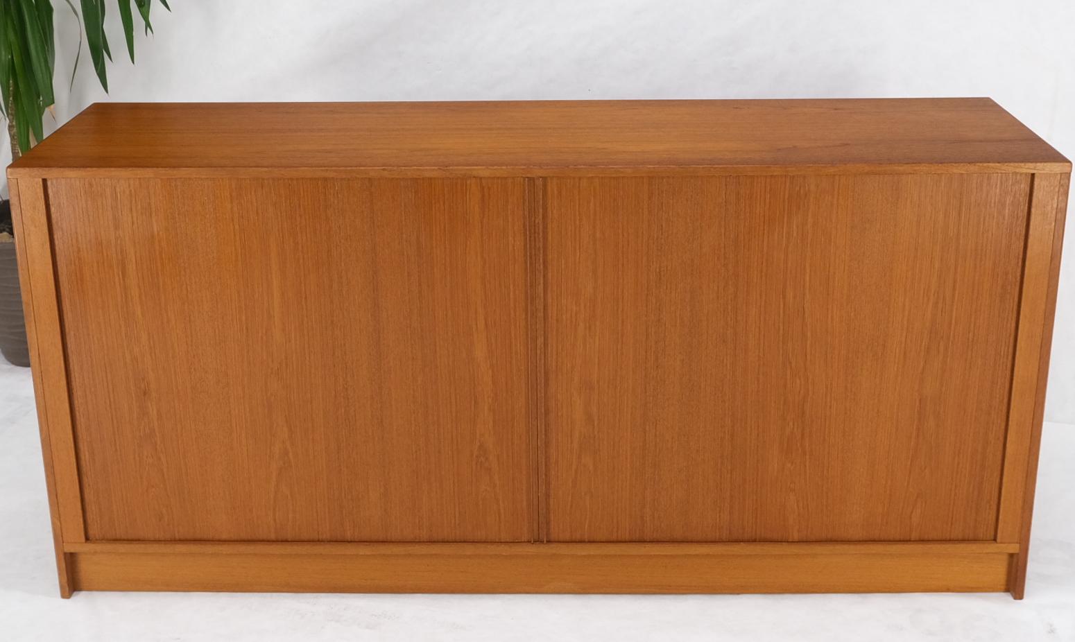 Puertas de persiana 12 cajones profundos 3 estantes Credenza moderna danesa de teca de mediados de siglo en venta 2