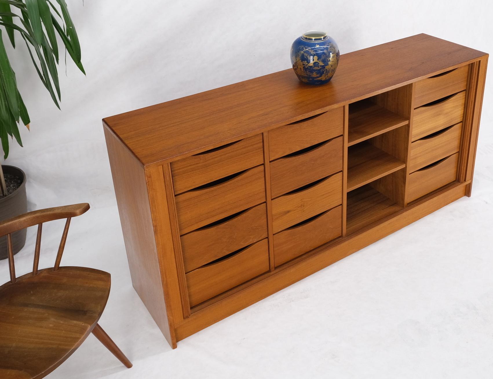 Puertas de persiana 12 cajones profundos 3 estantes Credenza moderna danesa de teca de mediados de siglo en venta 4