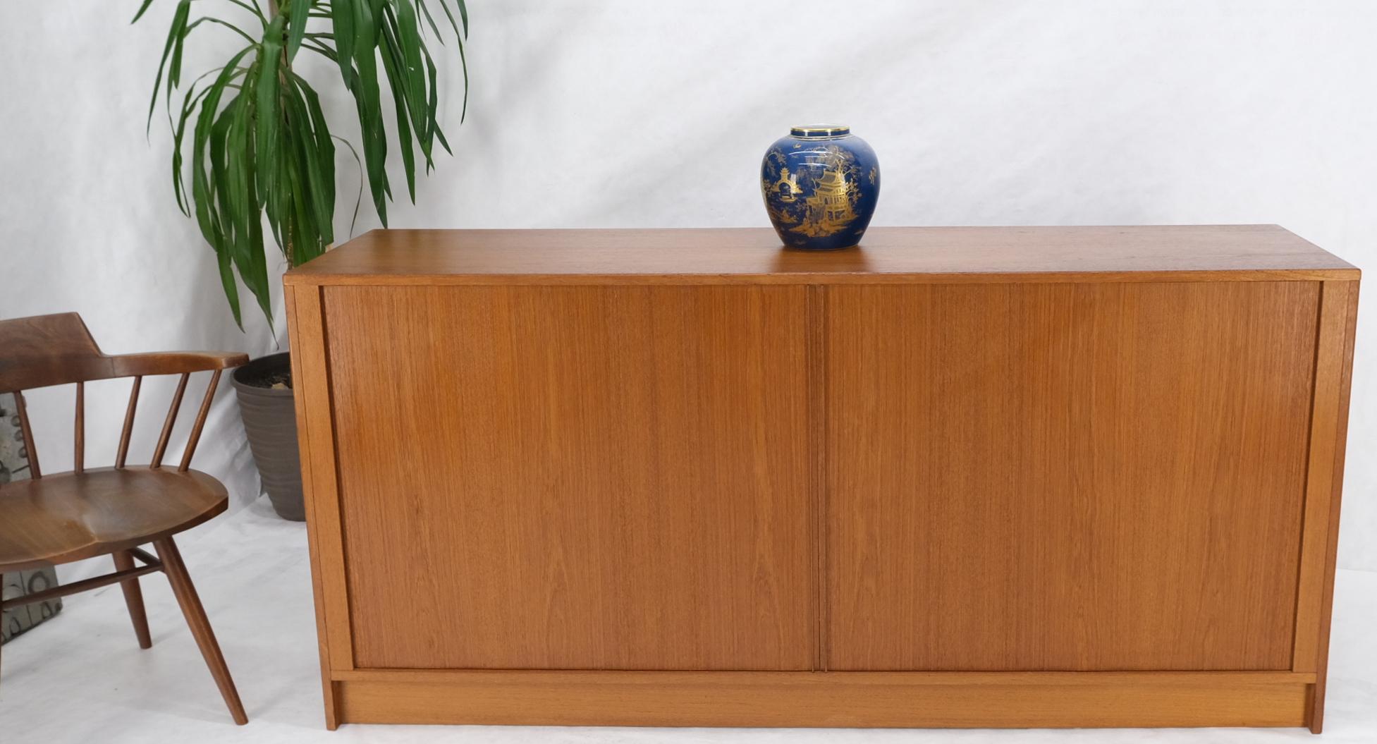 Puertas de persiana 12 cajones profundos 3 estantes Credenza moderna danesa de teca de mediados de siglo en venta 6