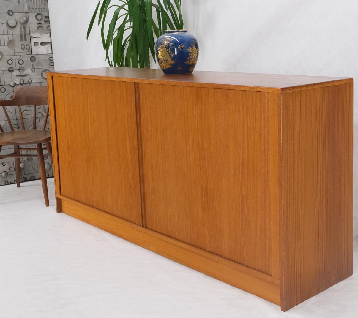 Puertas de persiana 12 cajones profundos 3 estantes Credenza moderna danesa de teca de mediados de siglo en venta 7