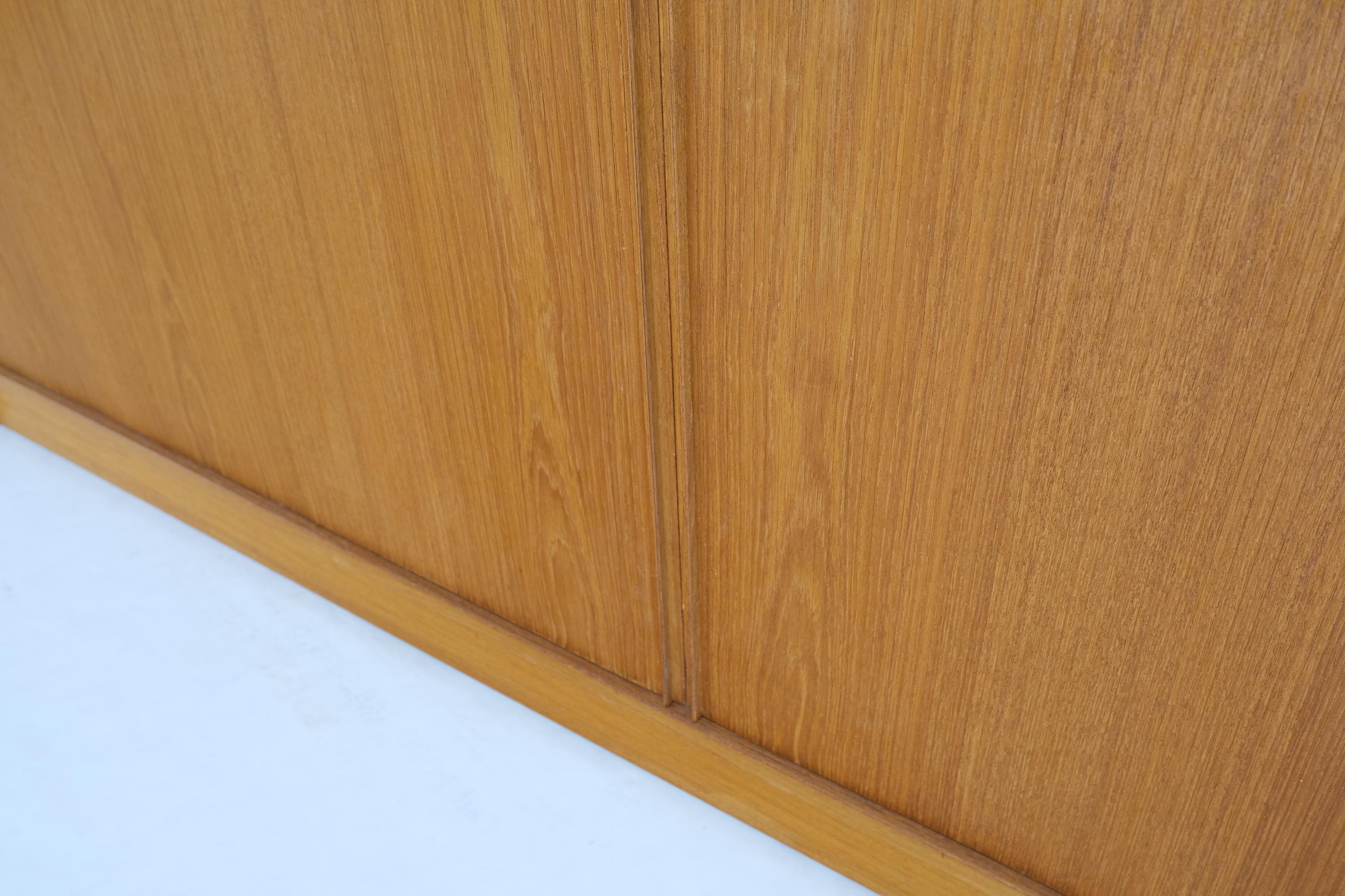 Puertas de persiana 12 cajones profundos 3 estantes Credenza moderna danesa de teca de mediados de siglo en venta 9