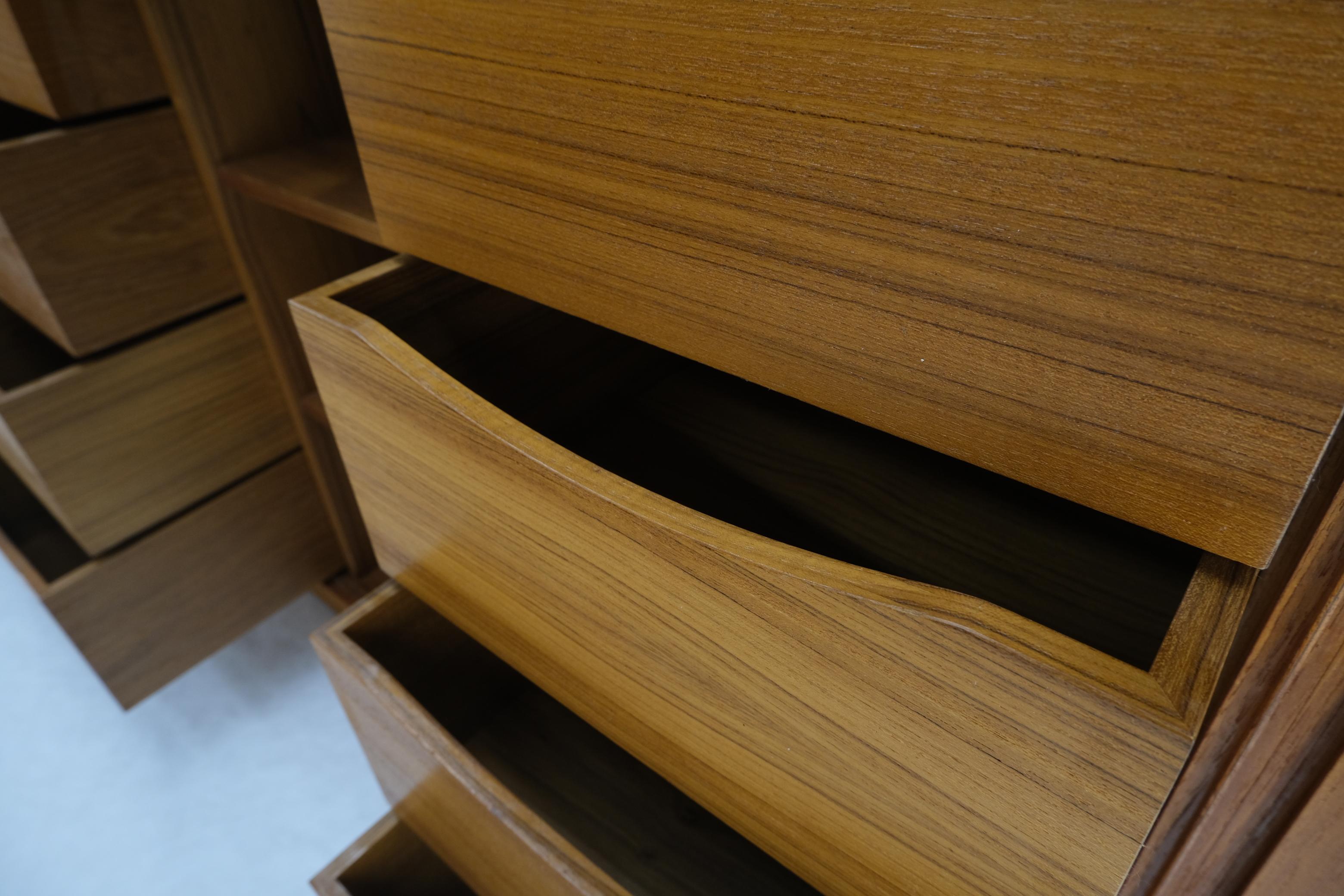 Puertas de persiana 12 cajones profundos 3 estantes Credenza moderna danesa de teca de mediados de siglo Lacado en venta