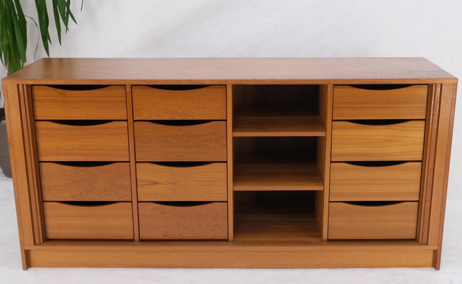 Puertas de persiana 12 cajones profundos 3 estantes Credenza moderna danesa de teca de mediados de siglo en venta 1