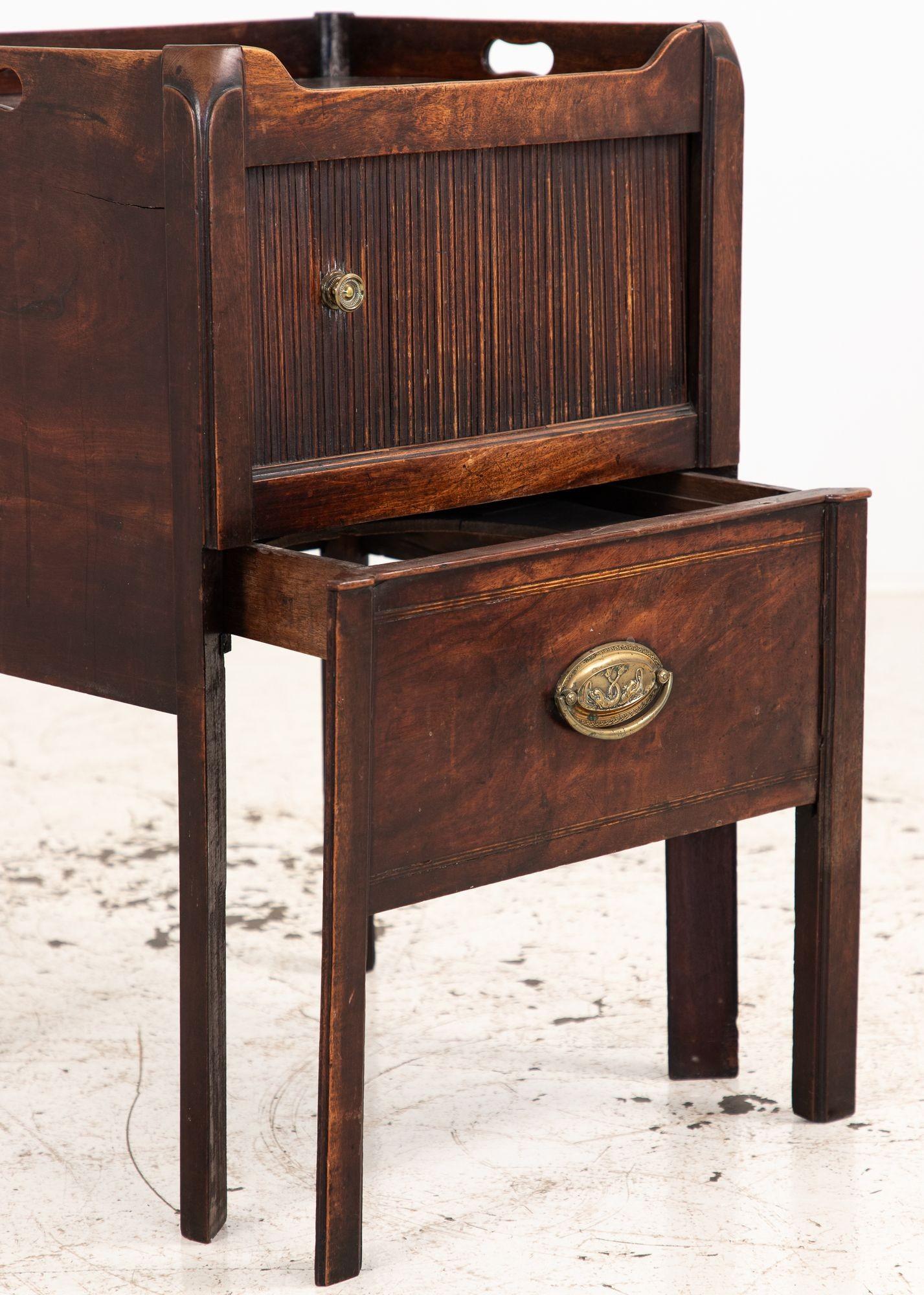 Table d'appoint ou vitrine à façade tambour avec plateau en galerie en vente 4