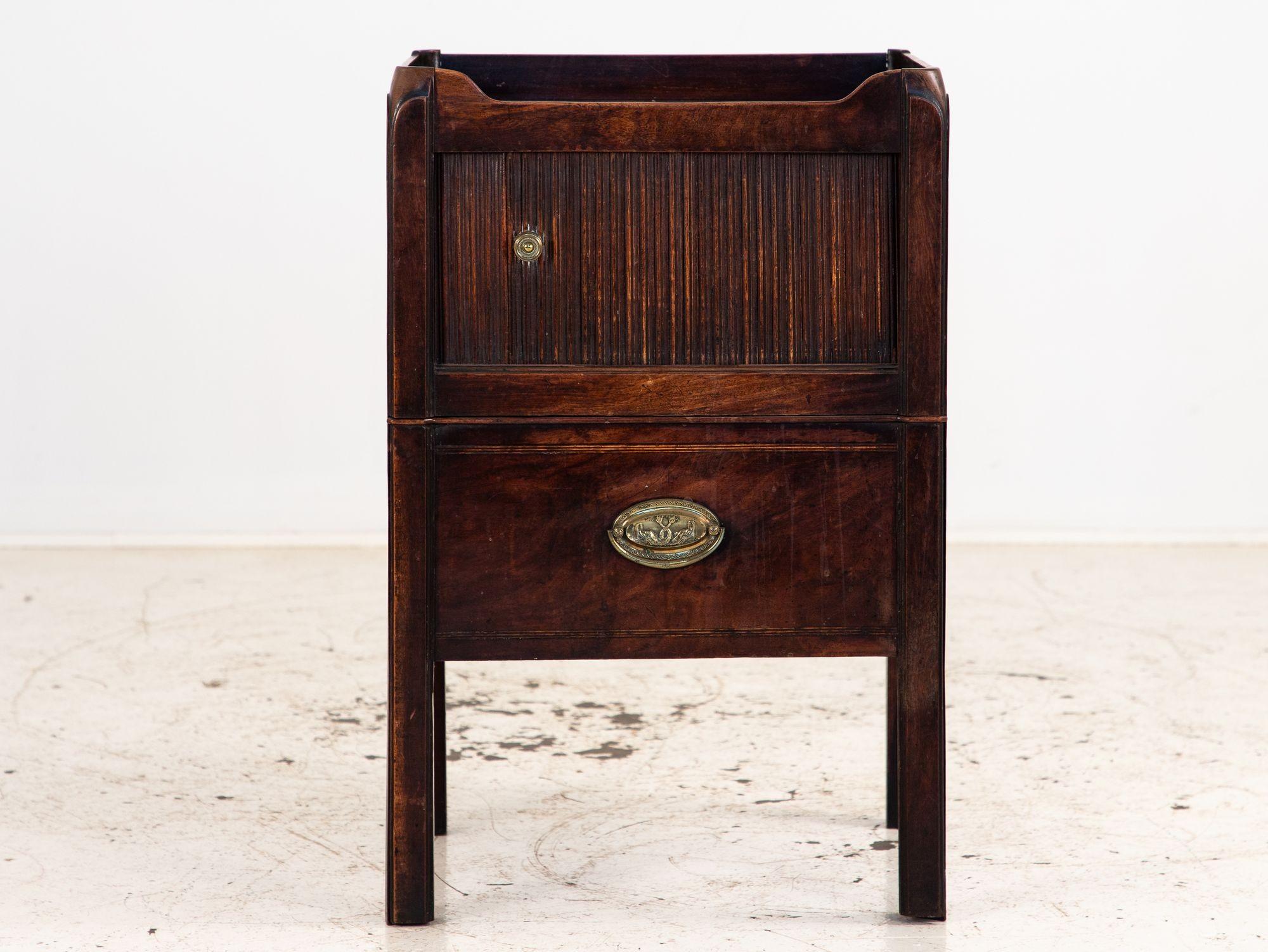 Cette table d'appoint ou armoire à casseroles anglaise ancienne à façade tambour, datant de la fin du XIXe siècle, allie charme et fonctionnalité. Son plateau à bords arrondis est doté de poignées latérales pour faciliter le transport, tandis qu'un