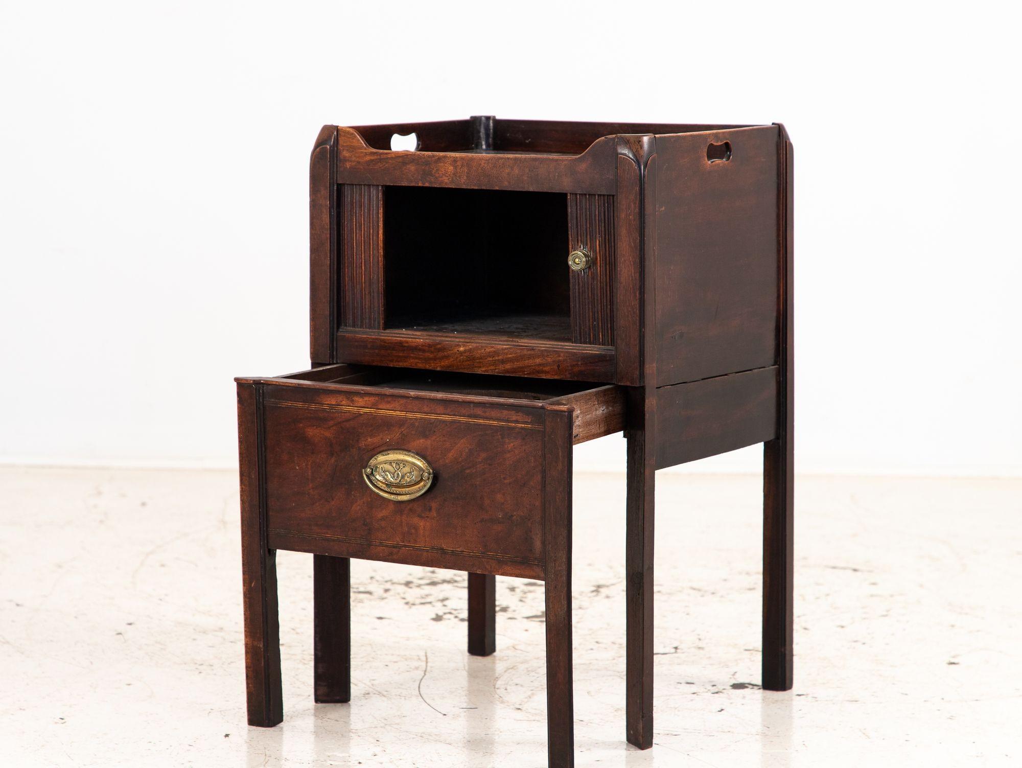 Anglais Table d'appoint ou vitrine à façade tambour avec plateau en galerie en vente