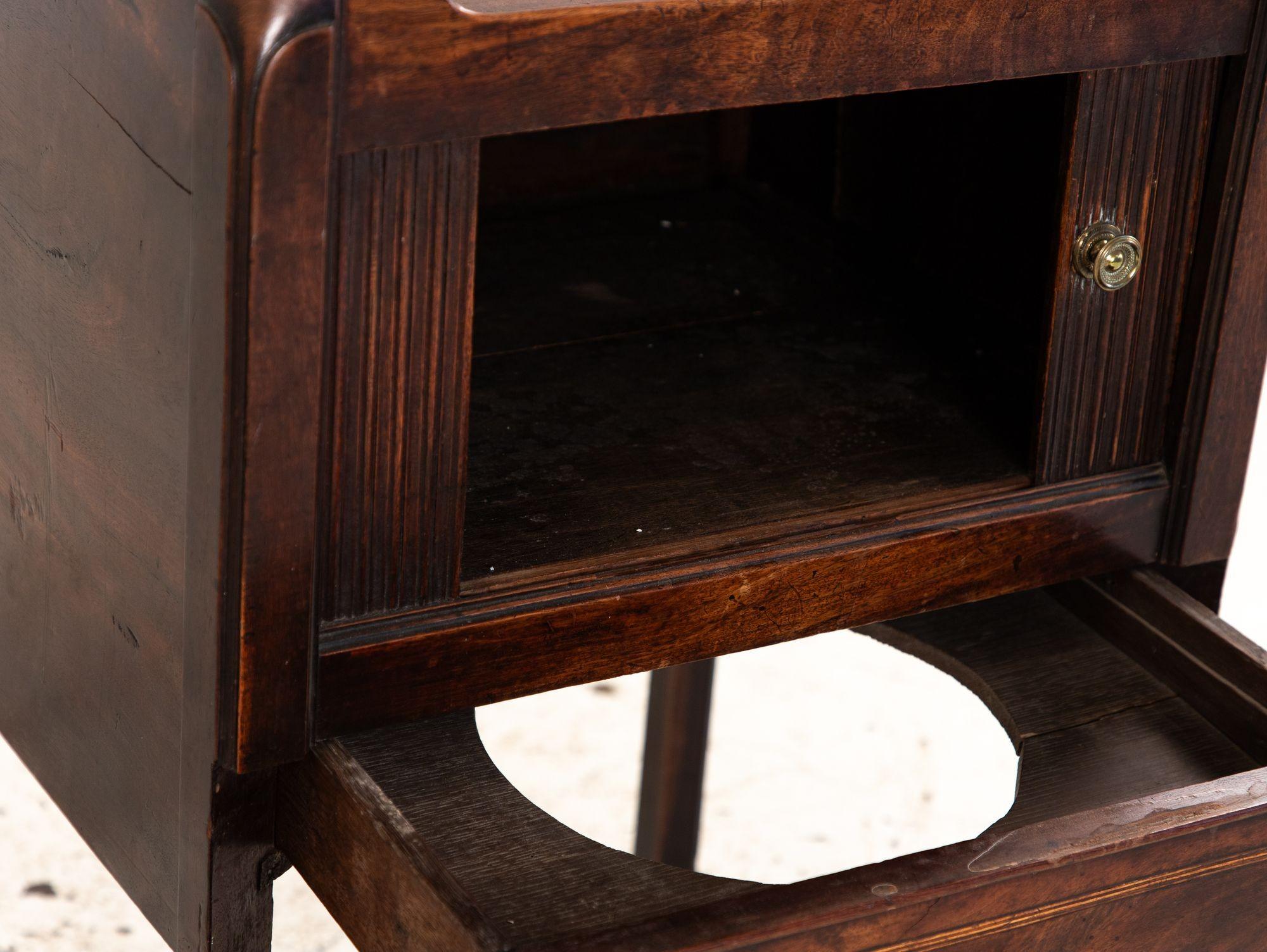 Table d'appoint ou vitrine à façade tambour avec plateau en galerie Bon état - En vente à South Salem, NY