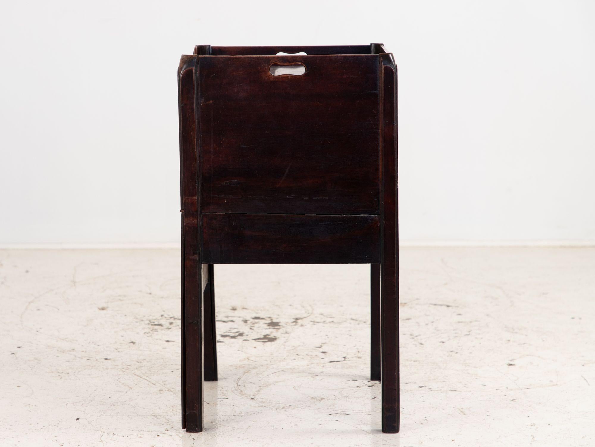 XIXe siècle Table d'appoint ou vitrine à façade tambour avec plateau en galerie en vente