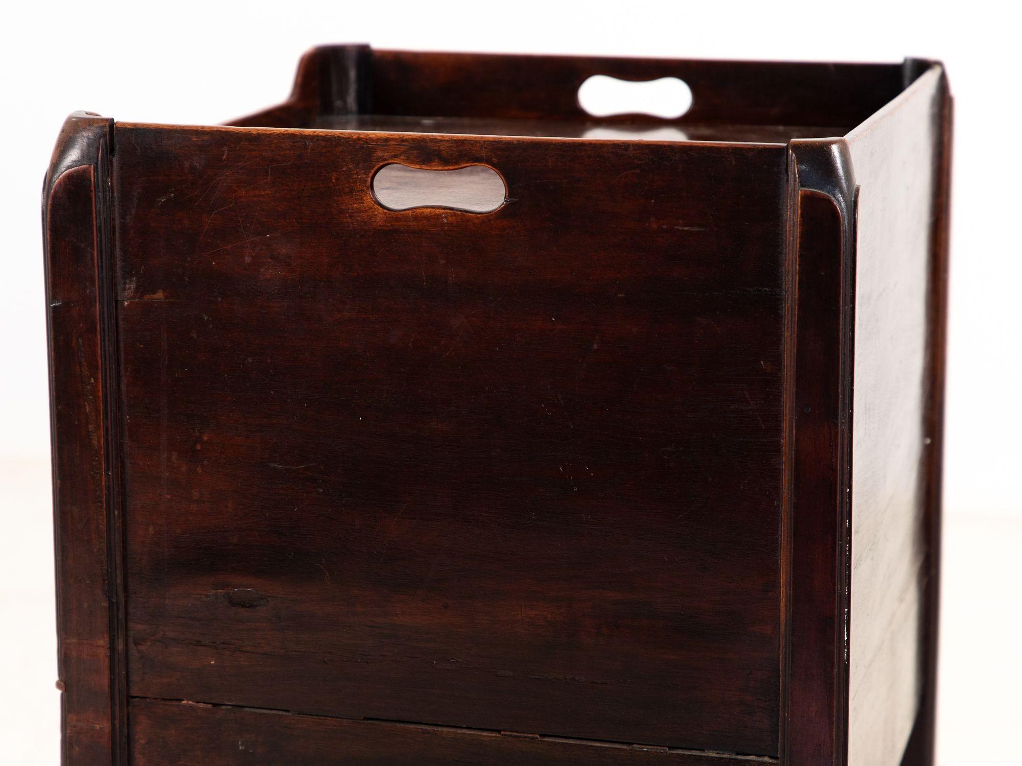 Chêne Table d'appoint ou vitrine à façade tambour avec plateau en galerie en vente