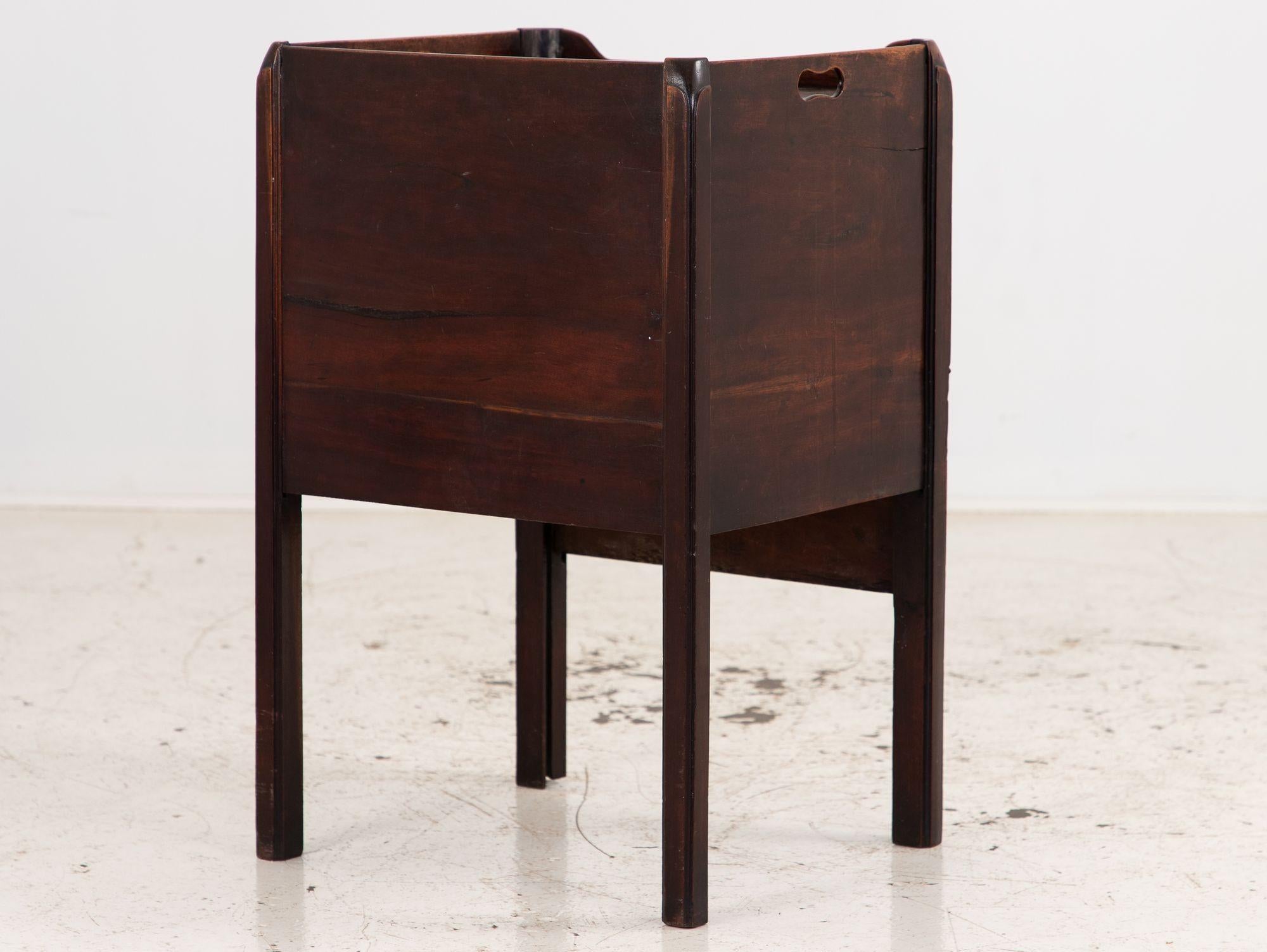 Table d'appoint ou vitrine à façade tambour avec plateau en galerie en vente 1