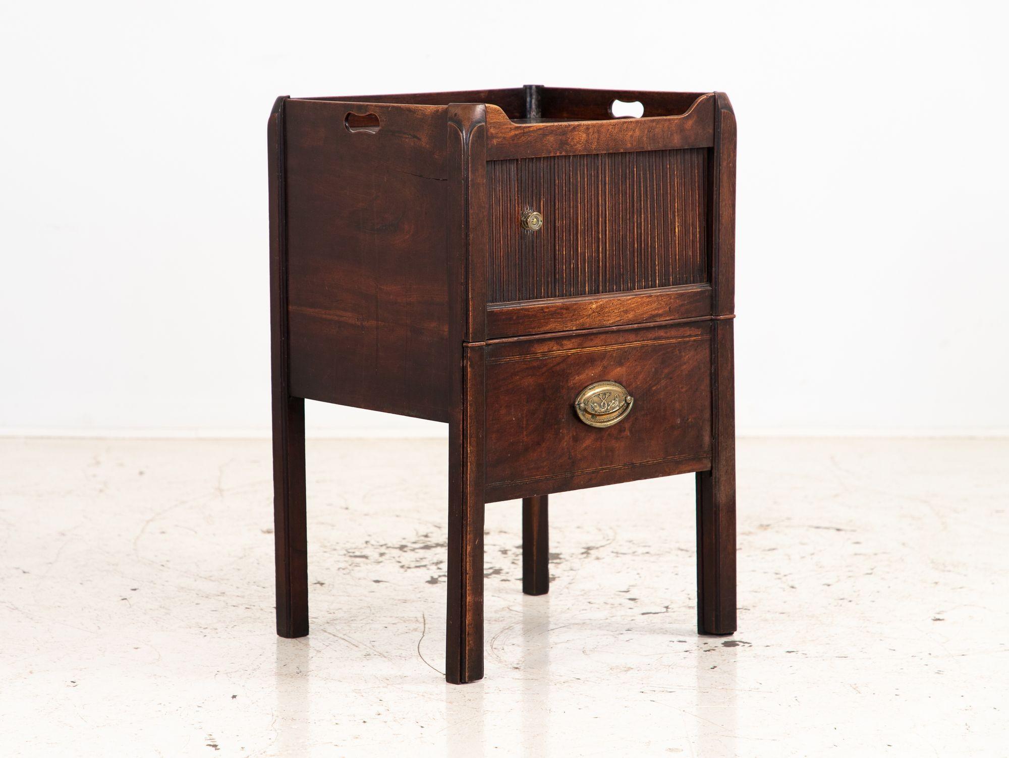 Table d'appoint ou vitrine à façade tambour avec plateau en galerie en vente 2
