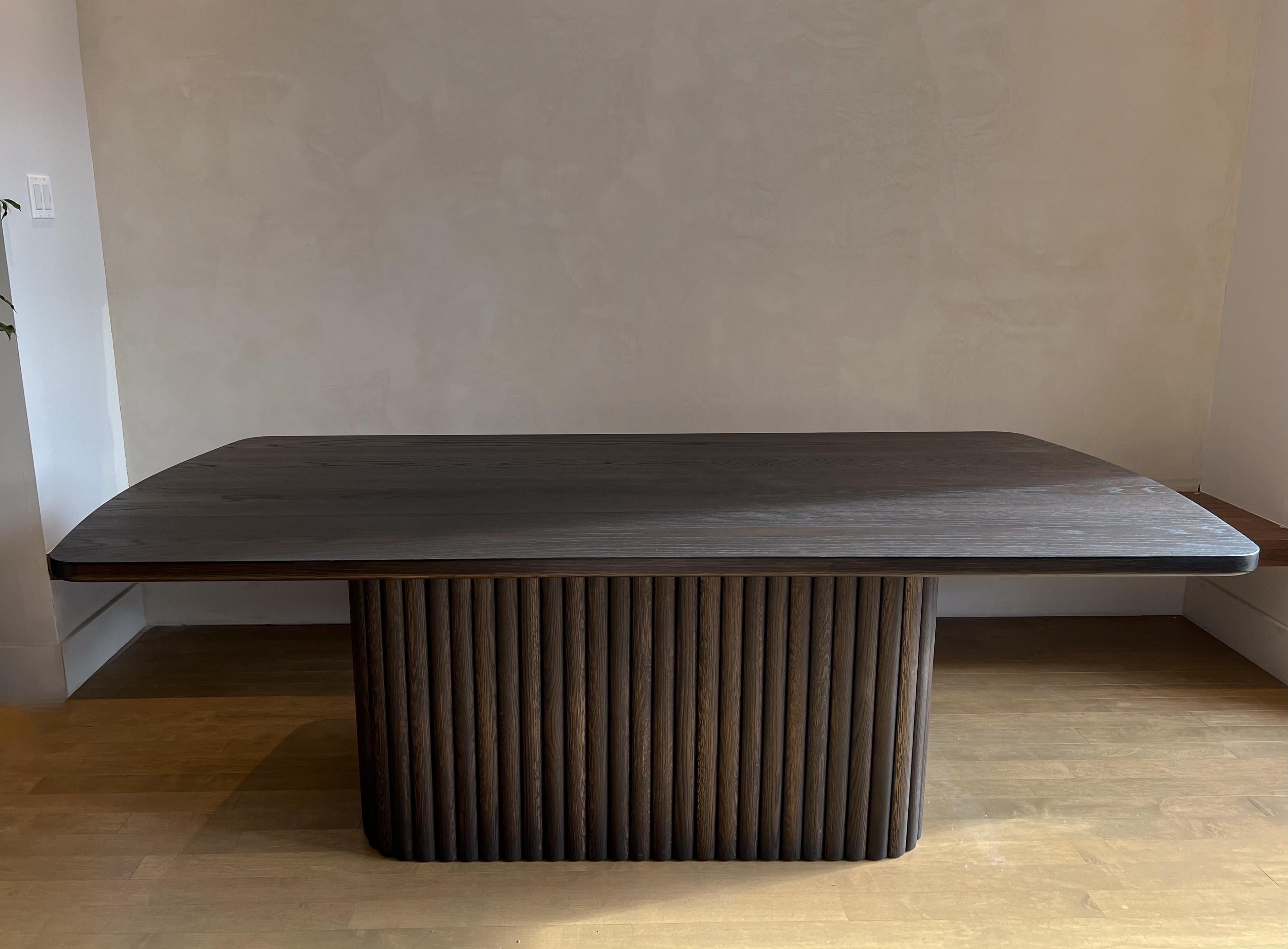 Huilé Table de salle à manger à piédestal tambour, par Ambrozia, chêne foncé massif en vente