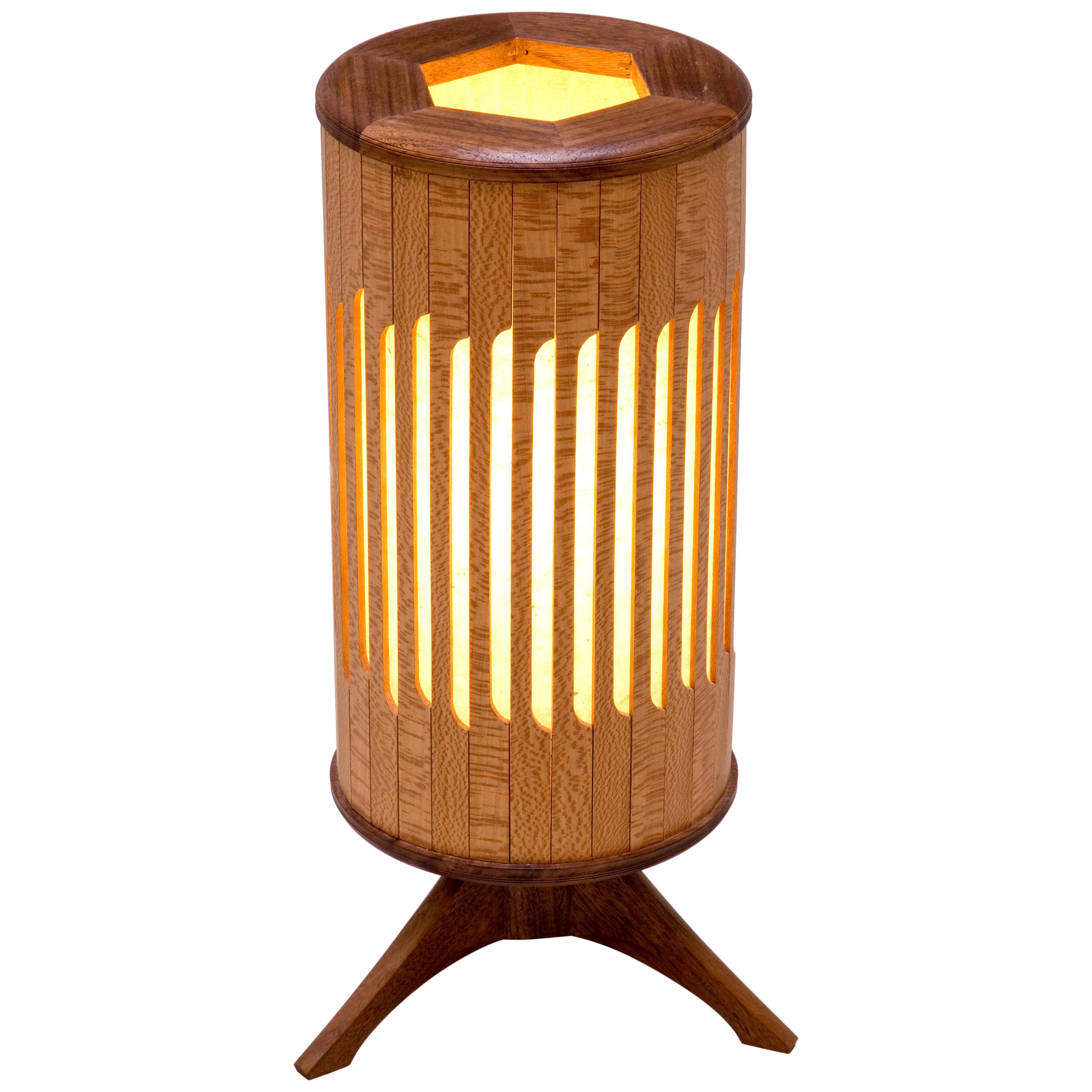 Lampe de table Tambour en noyer, bois de dentelle et papier japonais en vente