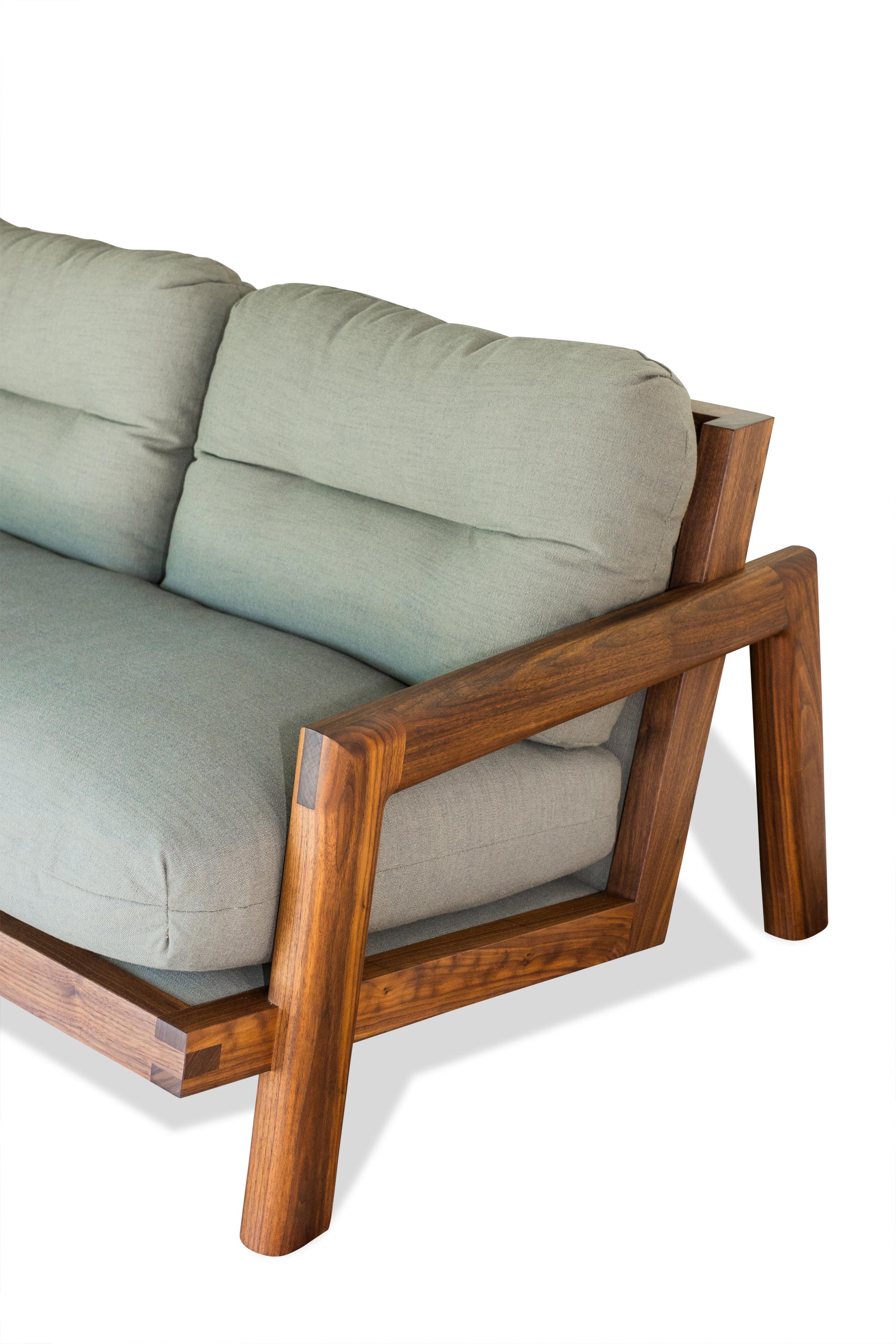 S'inspirant de la juxtaposition de formes organiques et géométriques, le canapé TAMBU est né de la volonté de créer une assise à la fois super confortable et élégante. Nous pensons que l'intérêt et la beauté inhérents à ce canapé en feront un
