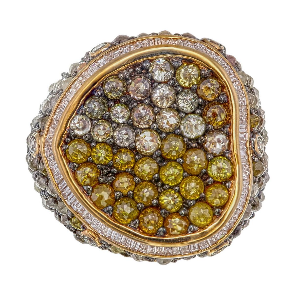 Voici cette radieuse bague à diamant fantaisie de couleur mixte, une pièce frappante et bien pensée qui allie couleur audacieuse, design sculptural et élégance intemporelle.

Au centre se trouve une grappe captivante de diamants ronds taillés en