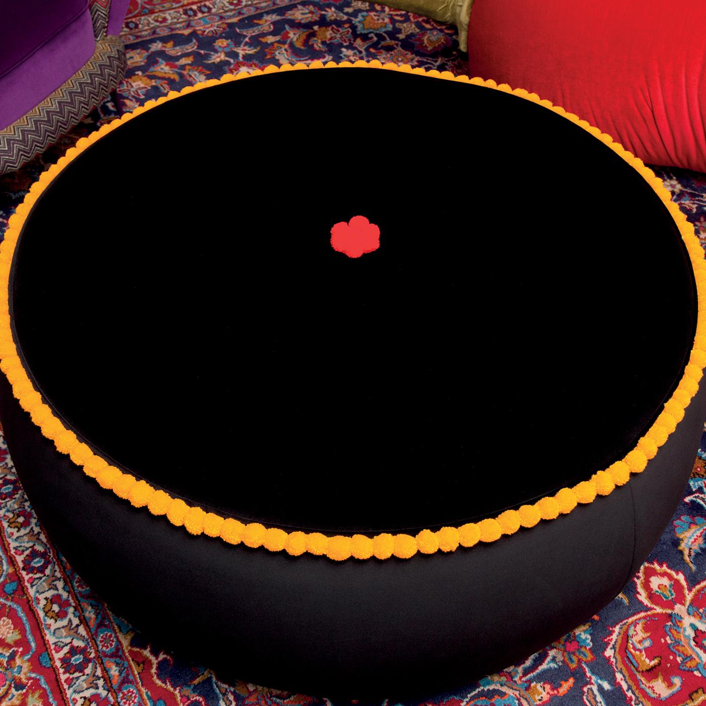 Named after the Italian word for the musical instrument tambourine, this pouf boasts a charming and sophisticated allure. Made of beechwood, the half-spherical structure is padded with polyurethane foam and features a soft and elegant upholstery of