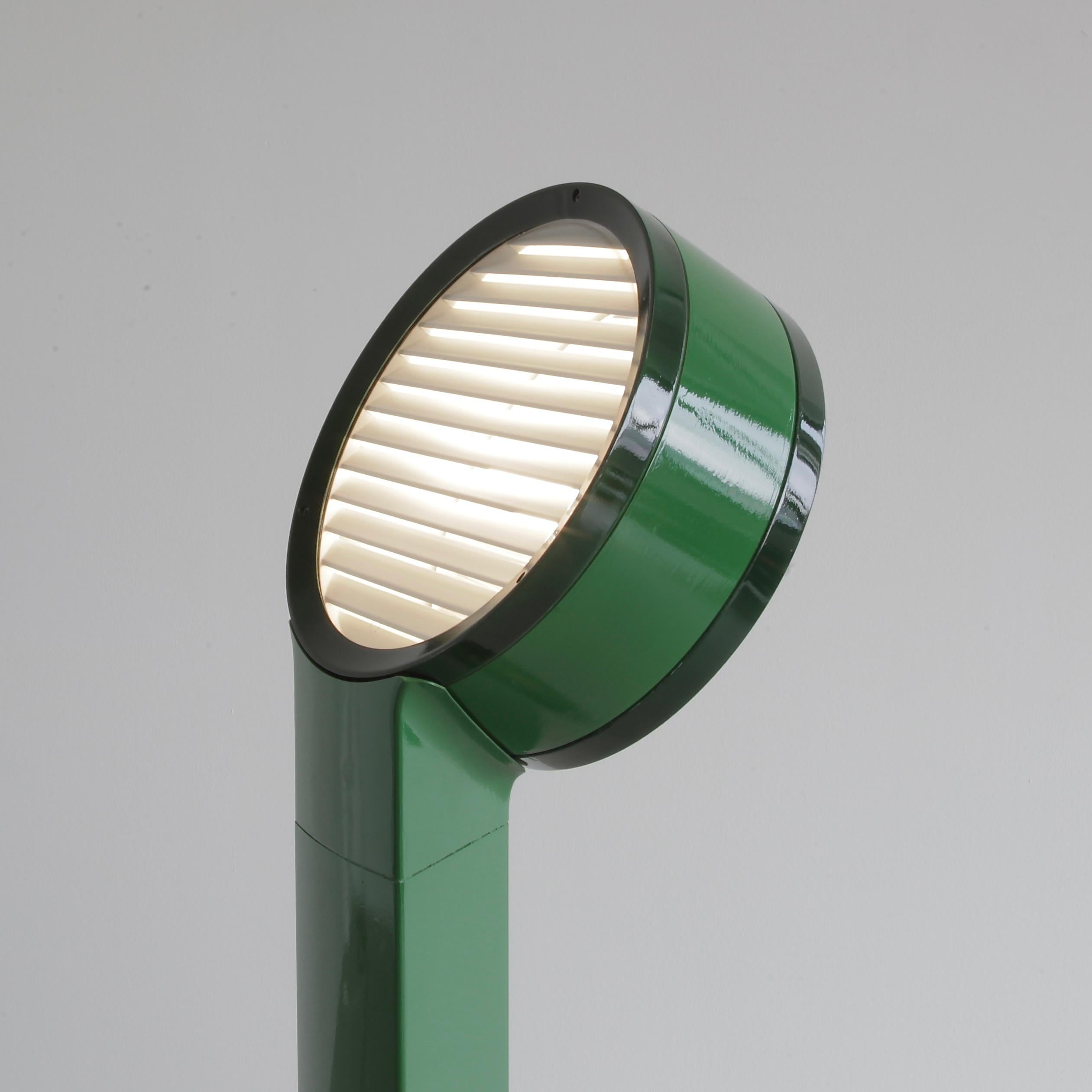 La lámpara de pie, diseñada por Afra & Tobia Scarpa. Italia, FLOS, 1973.

La lámpara de pie TAMBURO está diseñada para espacios interiores y exteriores. Base y lámpara de fundición de aluminio, de color verde claro y medio, con reflector de