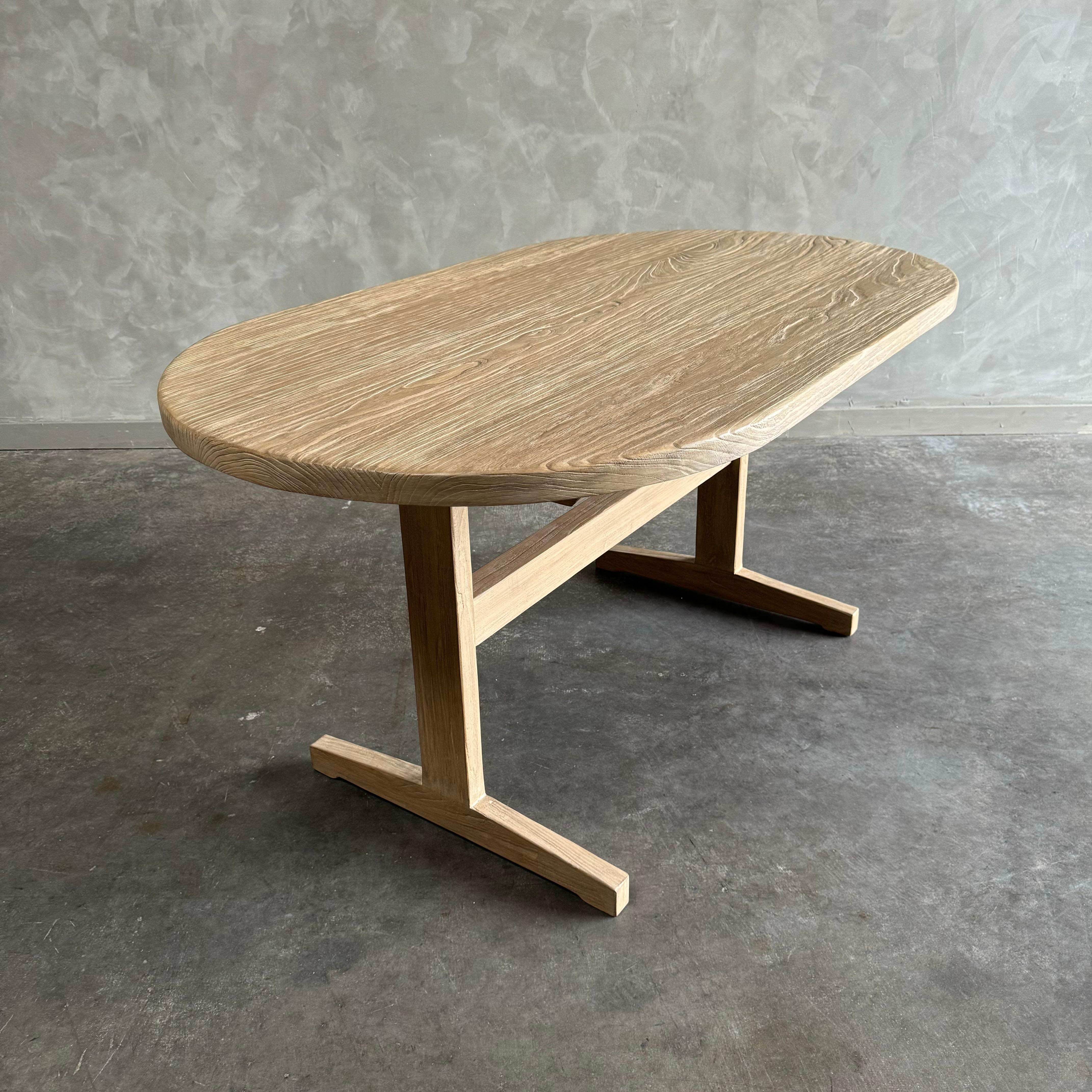 Tami Oval Dining Table In New Condition For Sale In Old Town Orange, CA