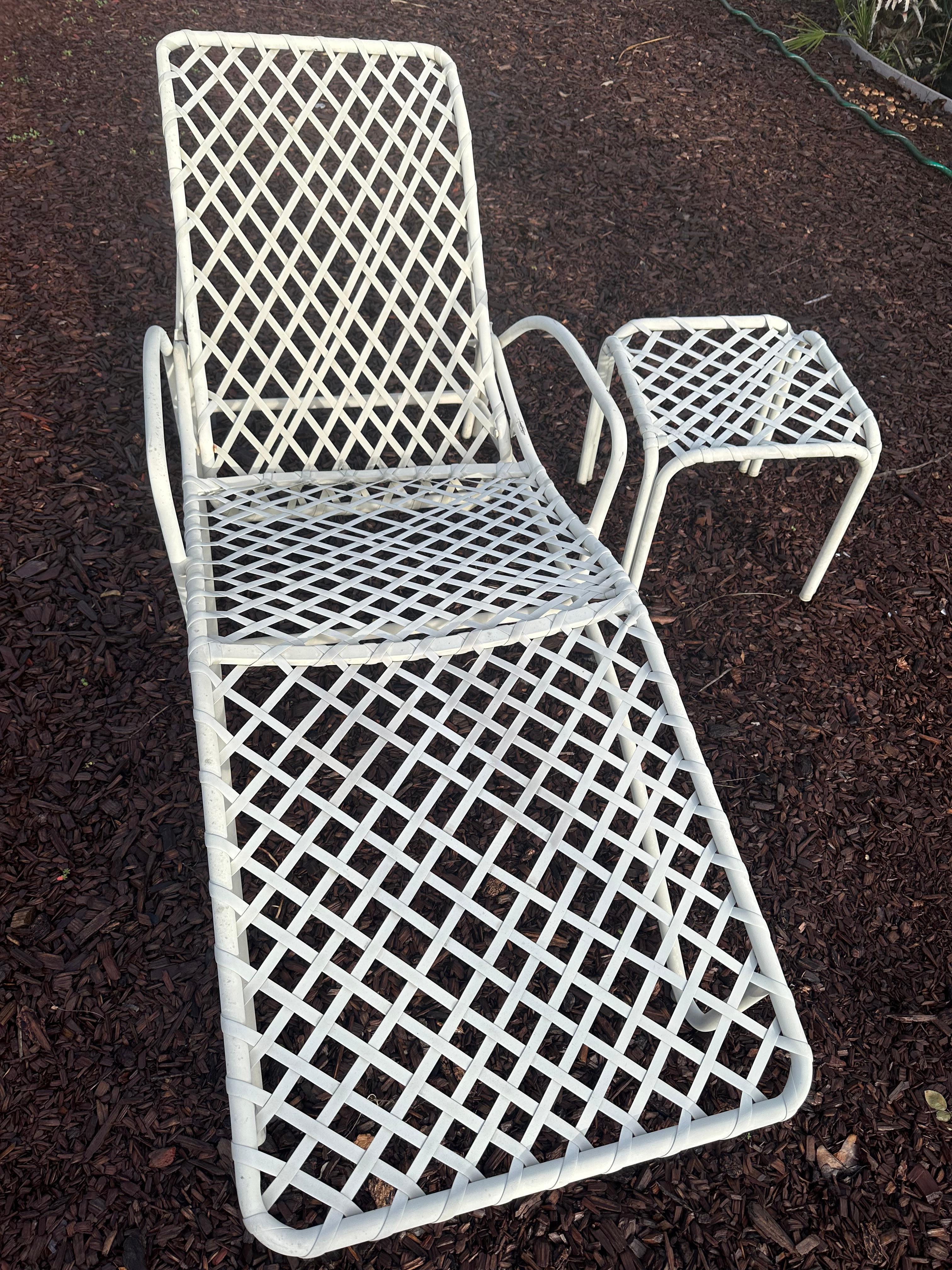 Tamiami Chaise lounge chair+ side table by Brown Jordan, Aluminum + Vinyl straps In Good Condition For Sale In San Jose, CA