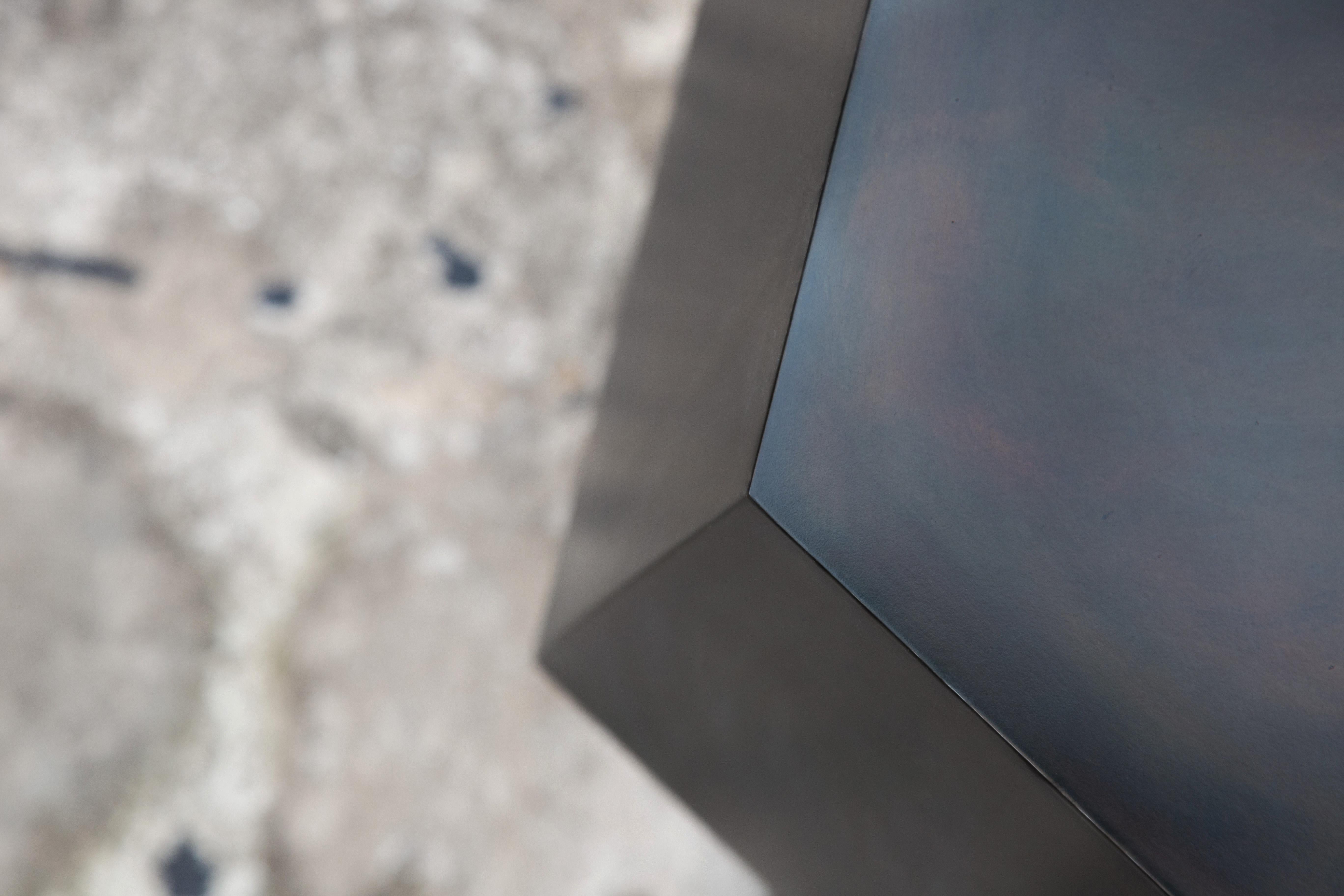 Mesa auxiliar moderna de acero de Costantini, Tamino Hex en venta 1