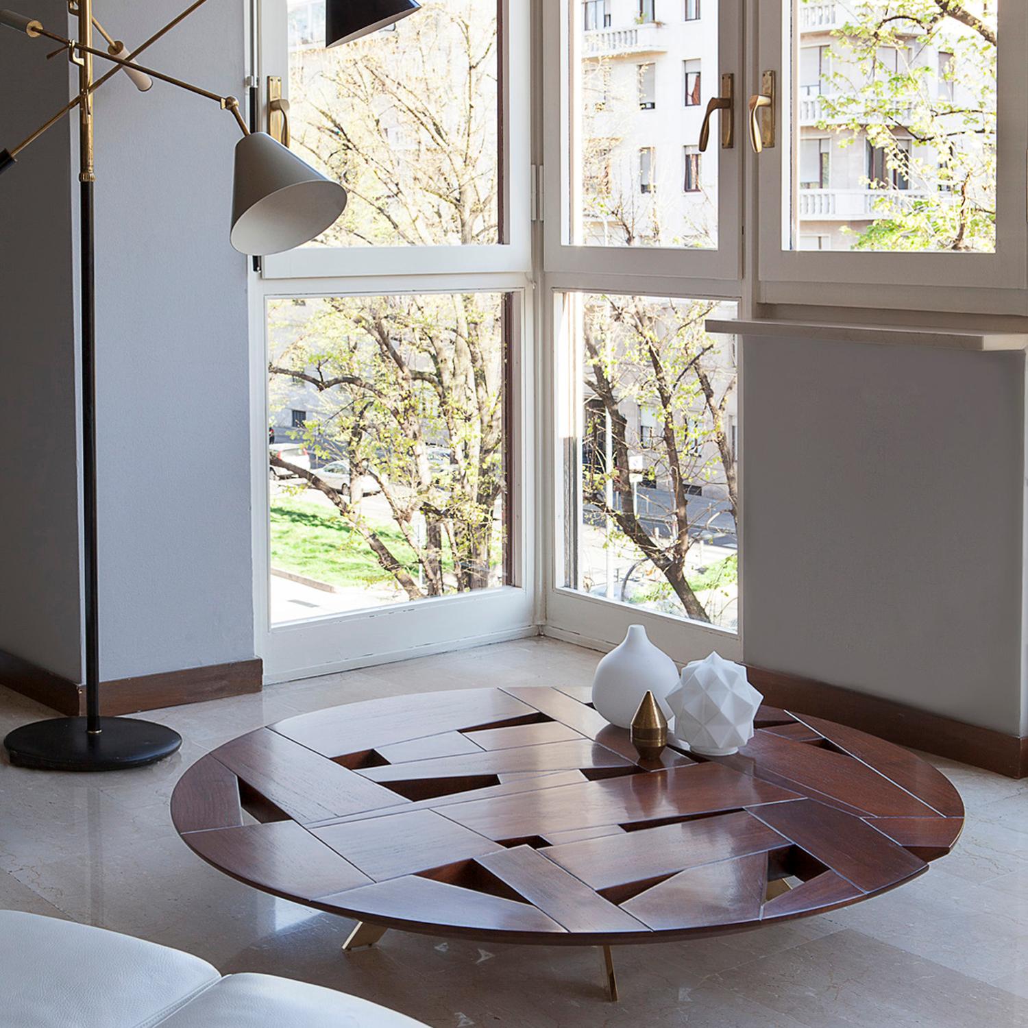 Marco Zanuso Jr pour Fragile Edizioni, table basse en noyer massif et pieds en laiton poli, elle faisait partie d'une série de produits, principalement restés des pièces uniques, présentée en 2015. La couleur de la table actuelle est noyer moyen,