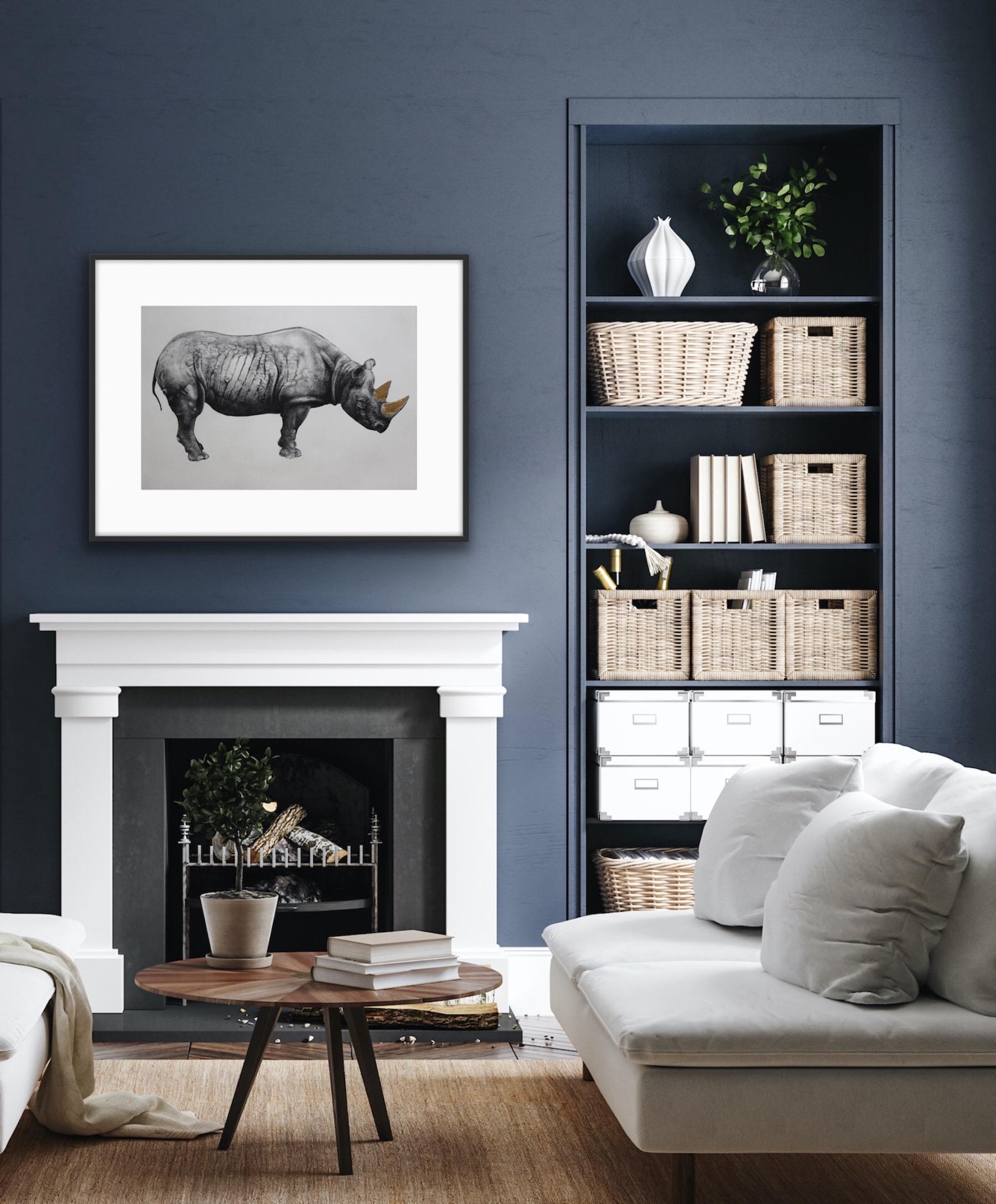 Rinoceronte (Stato II), Arte animale selvatica, Arte realista, Arte in bianco e nero e oro - Print di Tammy Mackay