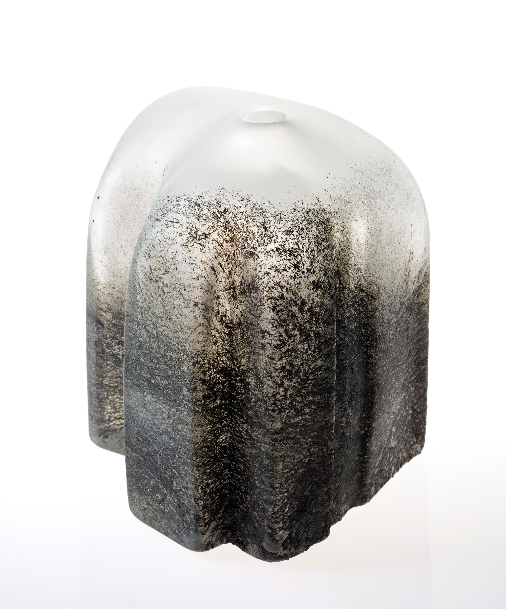 Tamozawa von Paolo Marcolongo
Abmessungen: 19 x 18 x H 15 cm 
MATERIALIEN: Murano-Glas und Eisen. 


Paolo Marcolongo wurde 1956 in Padua geboren, er besuchte das Kunstgymnasium 