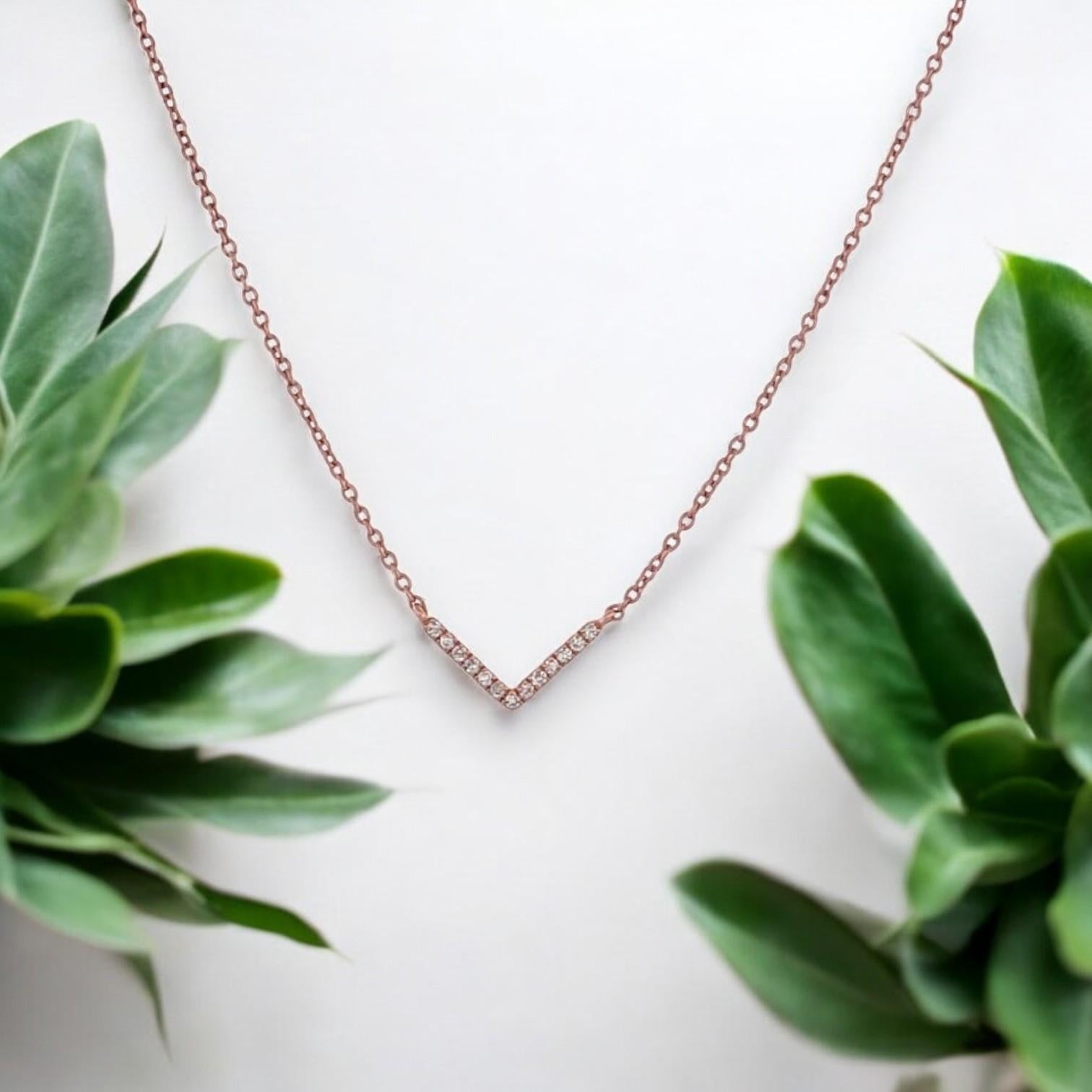 💖 Collana con diamanti Chevron in oro rosa 10K - Regolabile da 14 a 18 pollici

Elegante, moderna e senza sforzo, questa collana chevron in oro rosa 10K presenta una delicata fila di diamanti autentici (0,05 CTW), incastonati in un elegante design