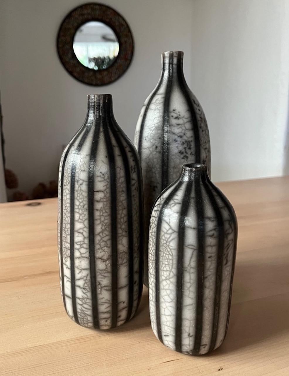 3 Botellas Raku Rayadas, Cerámica sobre piedra, Rayadas, Botellas, Modernas - Sculpture de Tamsin Levene