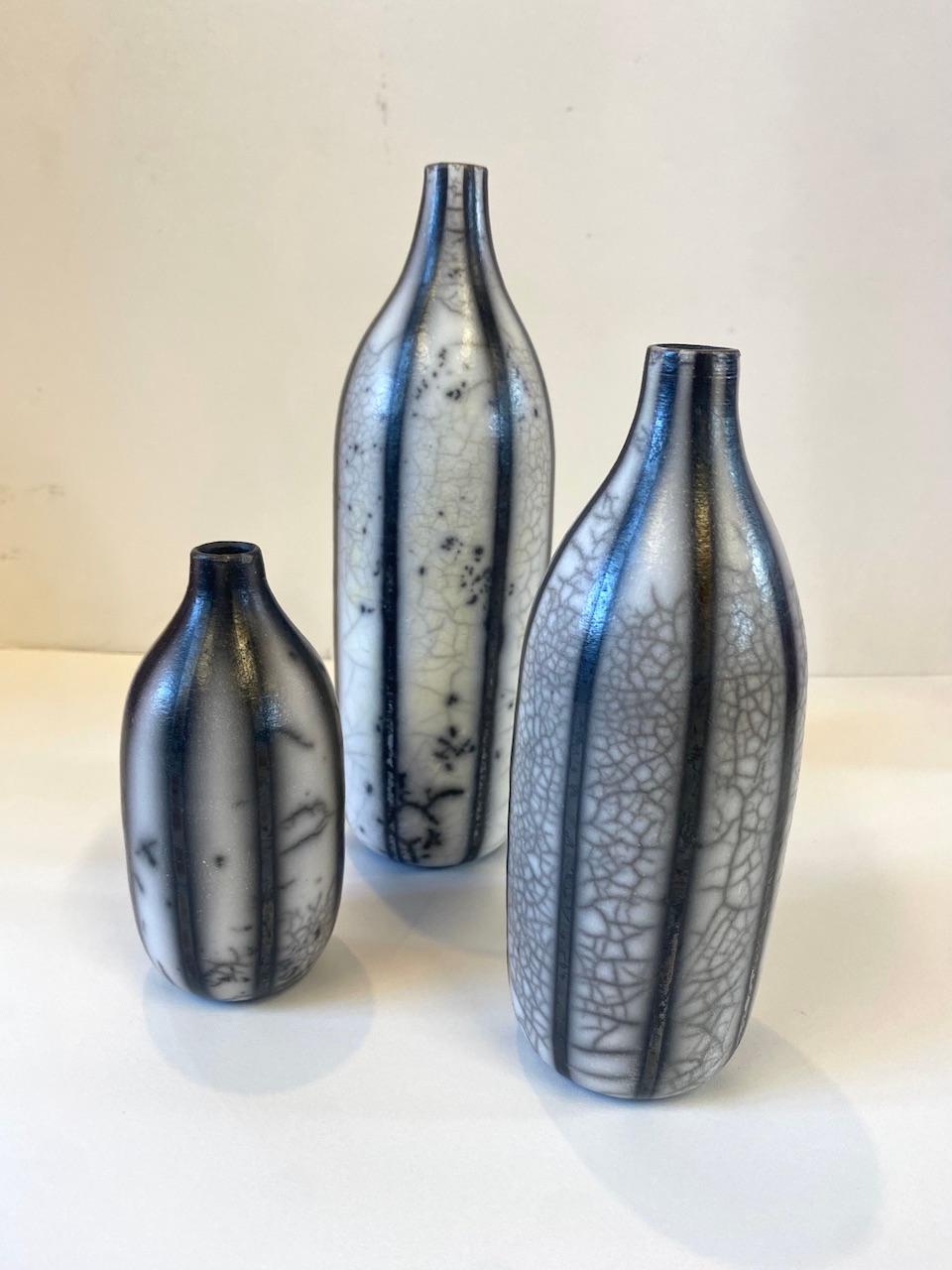 3 Botellas Raku Rayadas, Cerámica sobre piedra, Rayadas, Botellas, Modernas - Still-Life Sculpture Marrón de Tamsin Levene