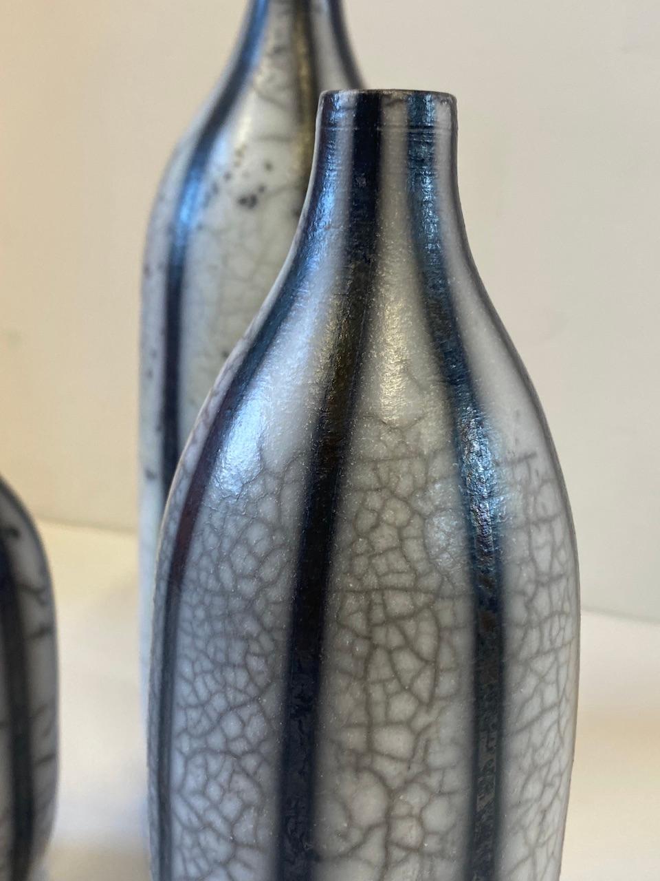 3 Botellas Raku Rayadas, Cerámica sobre piedra, Rayadas, Botellas, Modernas en venta 2