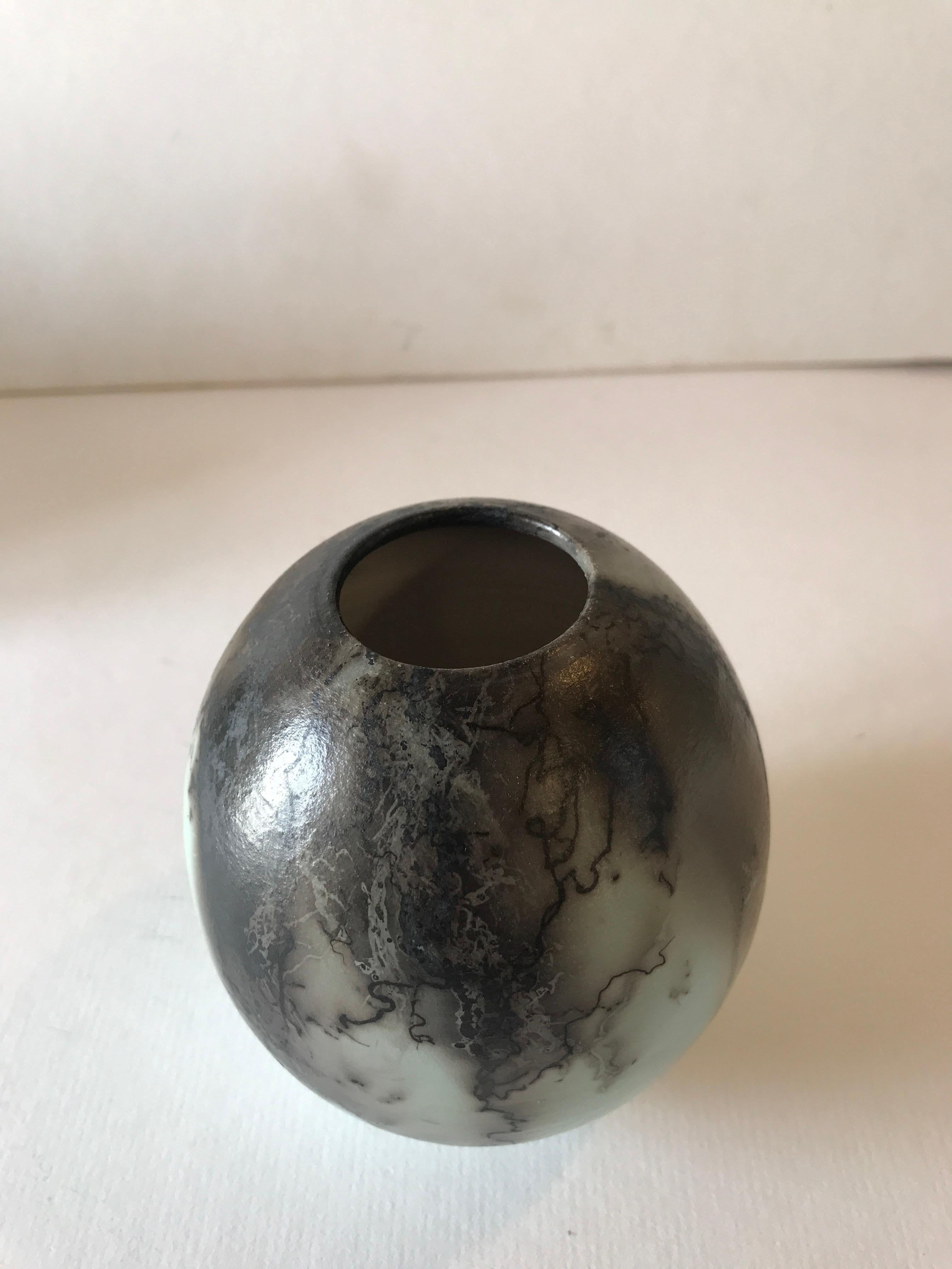 Vase en forme d'œuf et de raku bleu, petit, céramique, sculpture, œuf, bleu - Moderne Sculpture par Tamsin Levene