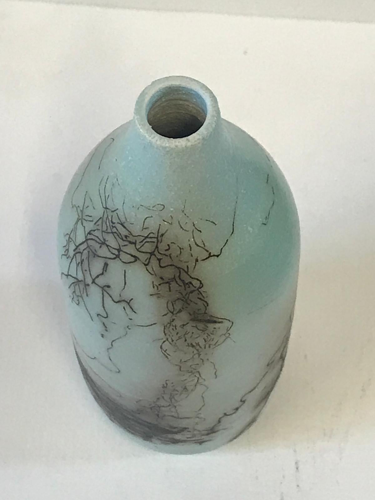 En Venta, Cerámica Raku Desnuda, Jarrón Azul Huevo de Pato  Extra Pequeño, Cerámica - Art Contemporáneo de Tamsin Levene