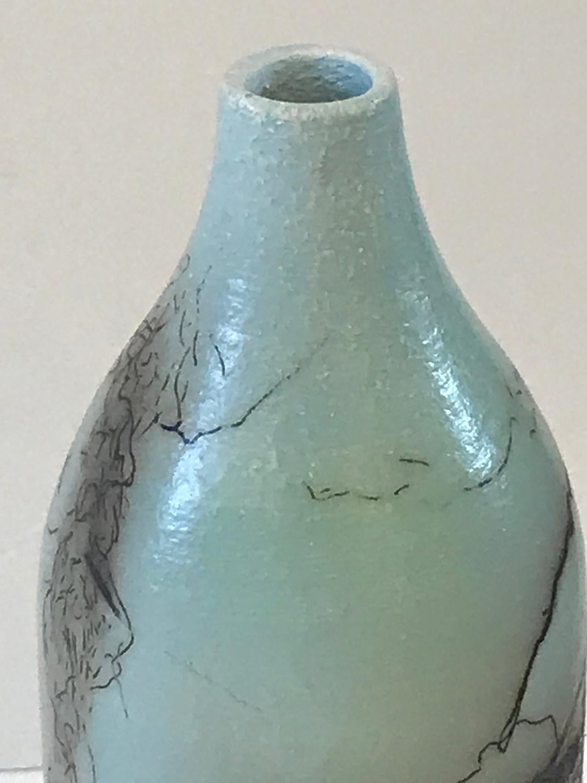 Cerámica Raku Desnuda, Jarrón Azul Huevo de Pato Extra Pequeño es una obra en cerámica de Tamsin Levene

INFORMACIÓN ADICIONAL:
Arcilla
16,3 cm A x 5,5 cm P
Se vende sin enmarcar

BIOGRAFÍA DEL ARTISTA:

Tamsin Levene estudió cerámica en el