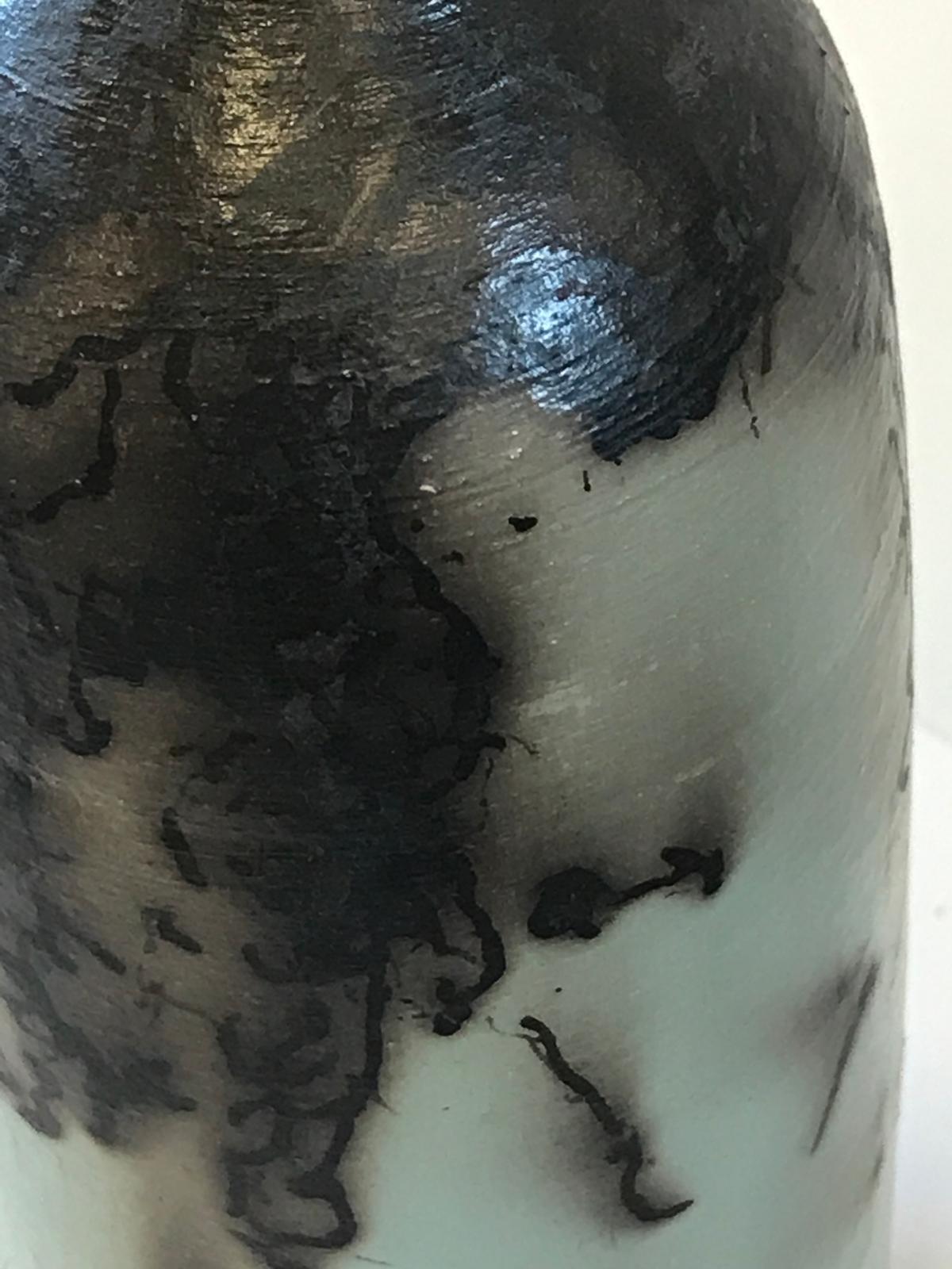 In vendita, Ceramica Naked Raku, Vaso blu uovo d'anatra piccolo, Ceramica, Scultura d'arte - Still-Life Sculpture Grigio di Tamsin Levene