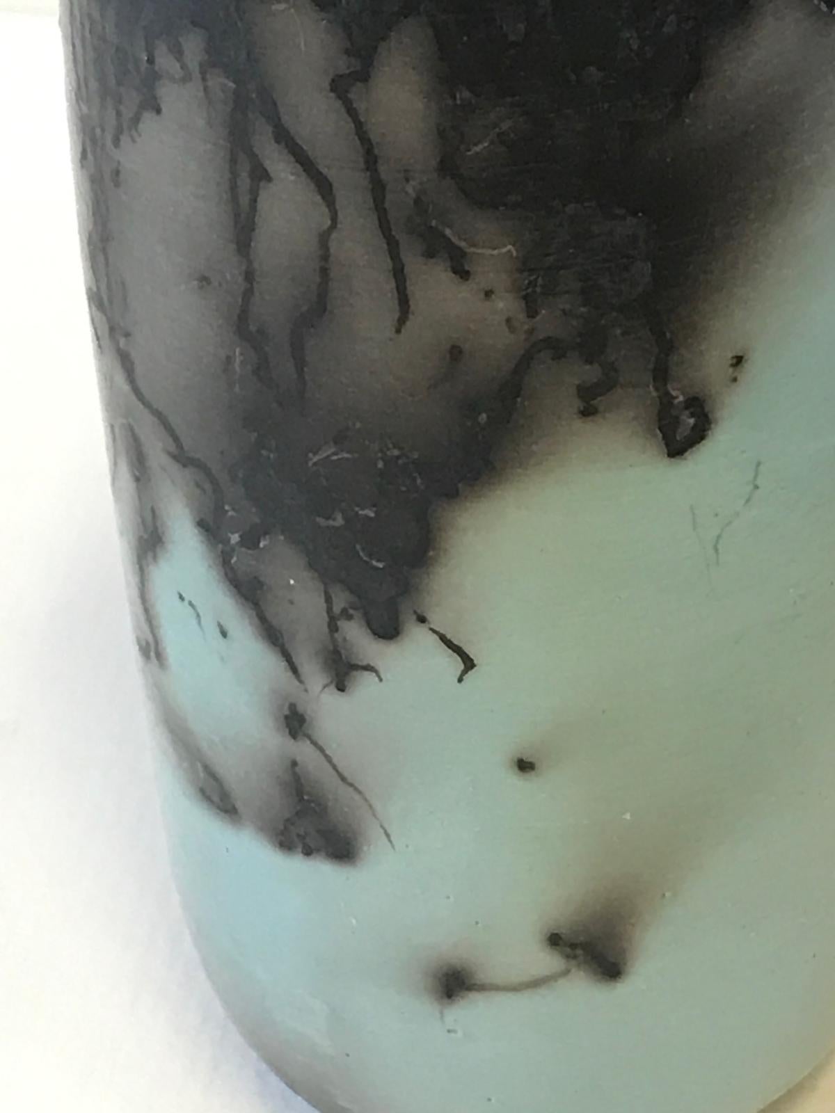 Naked Raku Pottery, Duck Egg Blue Vase- Small è un'opera in ceramica di Tamsin Levene.

INFORMAZIONI AGGIUNTIVE:
Argilla
16,3 cm H. x 5,5 cm D.
Venduto senza cornice

BIOGRAFIA DELL'ARTISTA:

Tamsin Levene ha studiato ceramica presso l'University