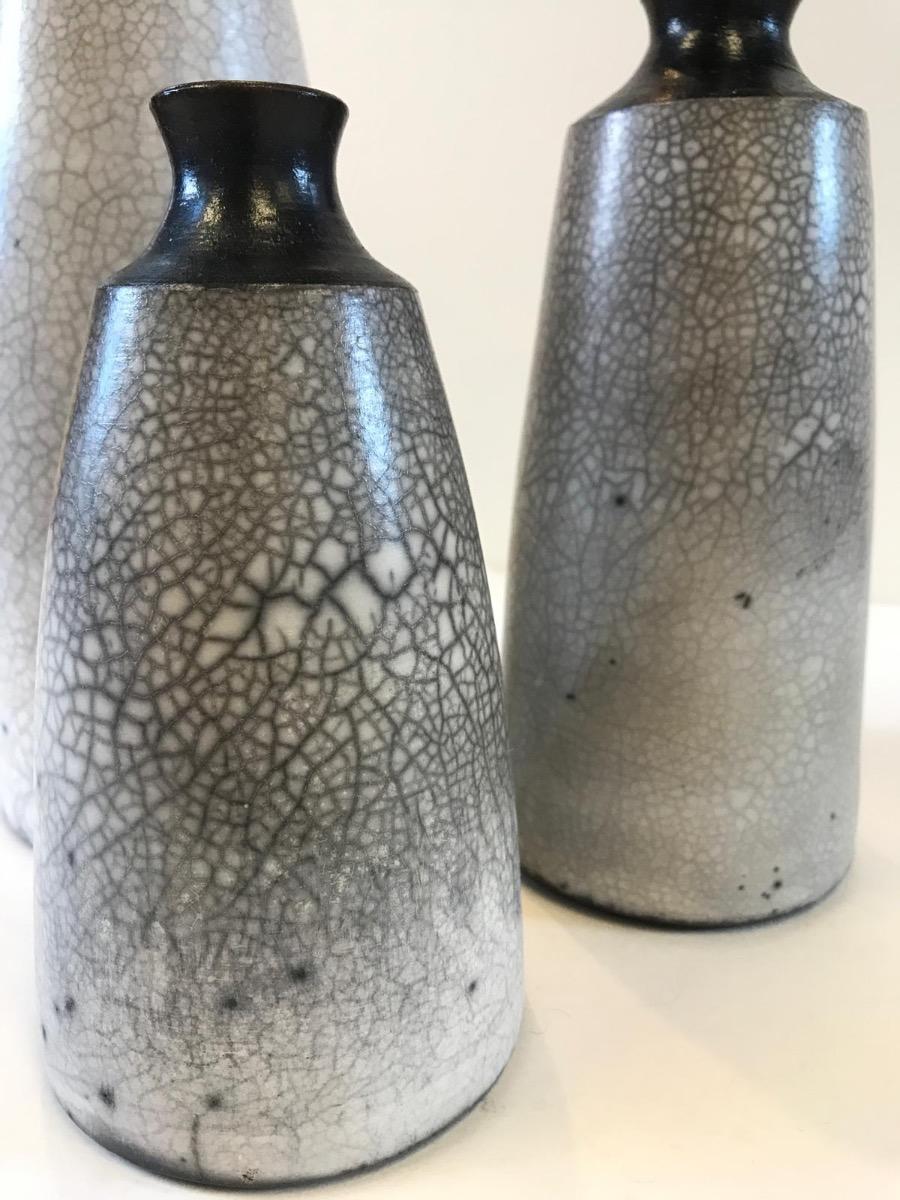 In vendita, tre vasi nudi in ceramica Raku, ceramica, scultura, arte - Sculpture di Tamsin Levene