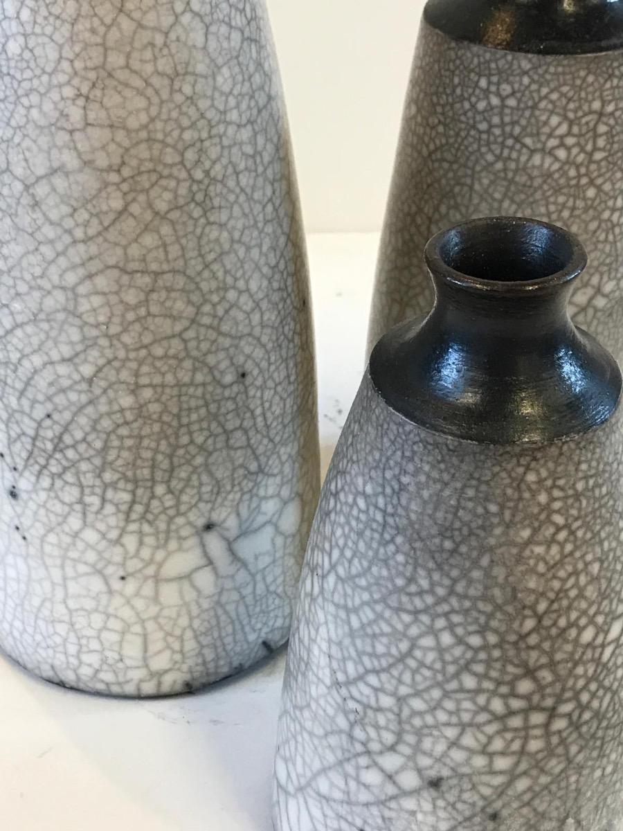 In vendita, tre vasi nudi in ceramica Raku, ceramica, scultura, arte - Still-Life Sculpture Grigio di Tamsin Levene