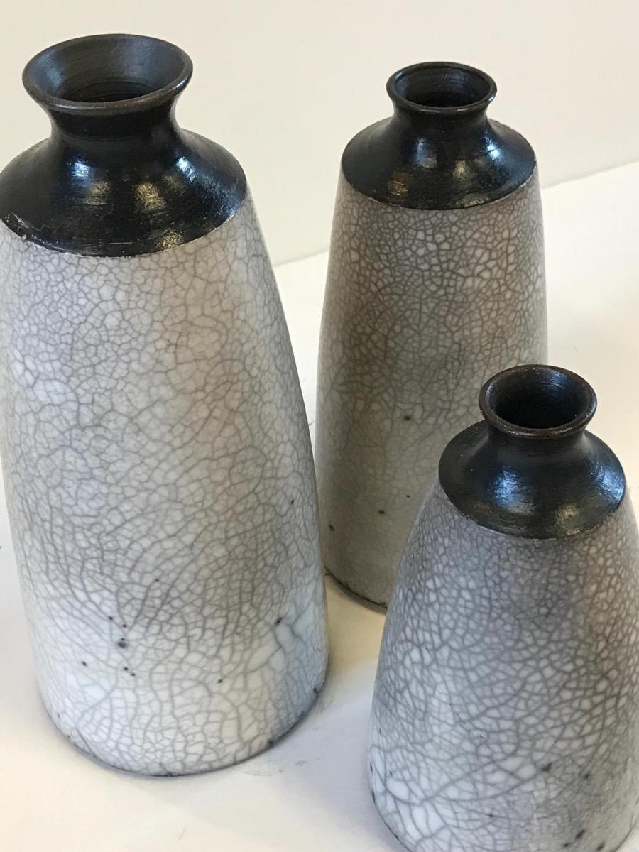 Tre vasi Naked Raku Pottery Grey sono opere in ceramica di Tamsin Levene.

INFORMAZIONI AGGIUNTIVE:
Argilla
Vaso grande: 24,7 cm H. x 11 cm D.
Vaso centrale: 21,2 cm H. x 10 cm D. 
Vaso piccolo: 17,4 cm H. x 9,5 cm D. 
Venduto senza