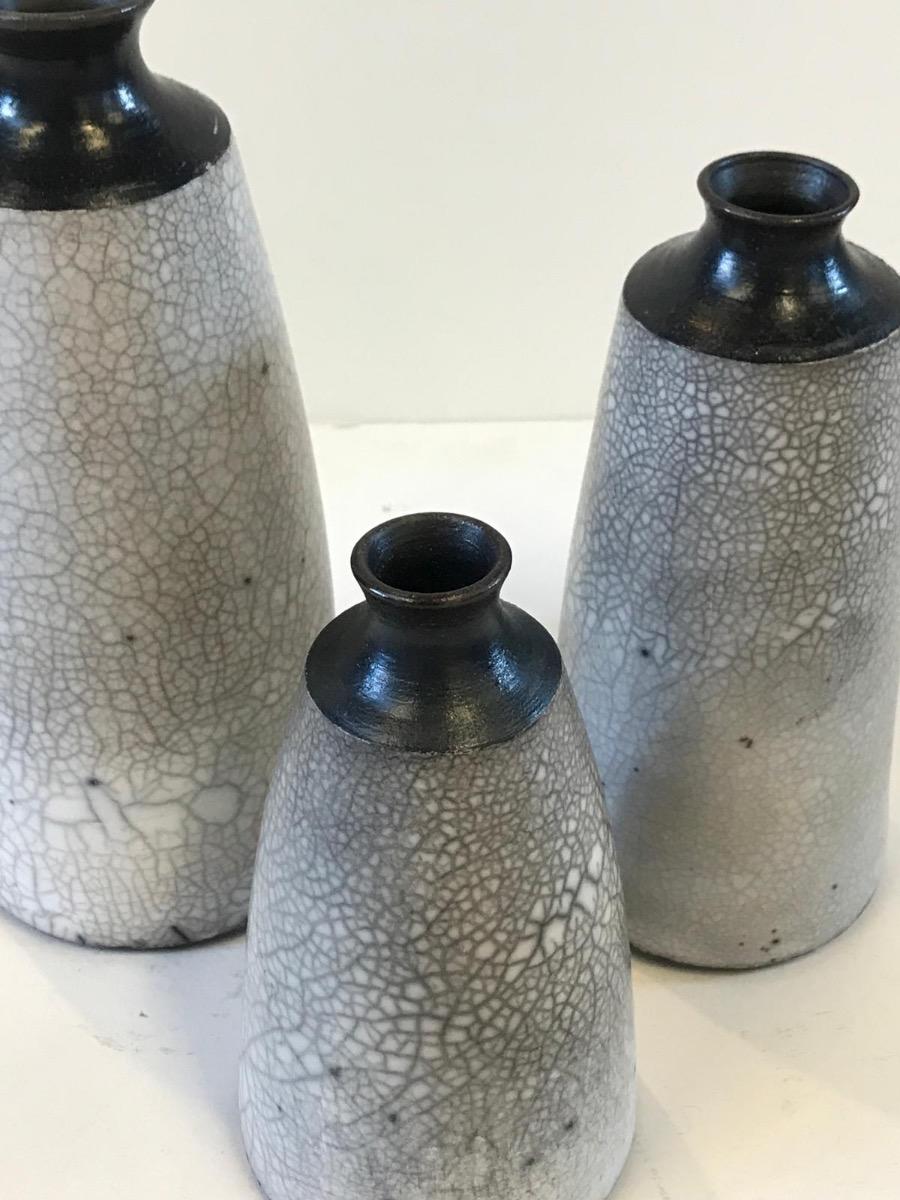 In vendita, tre vasi nudi in ceramica Raku, ceramica, scultura, arte in vendita 1
