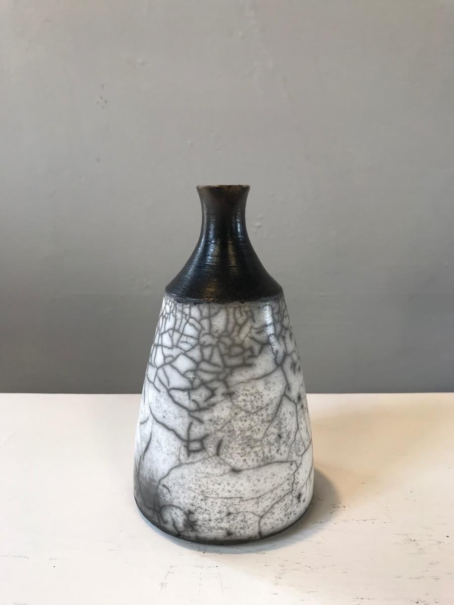 Raku III, rayé, moderne, minimaliste et en argile - Sculpture de Tamsin Levene
