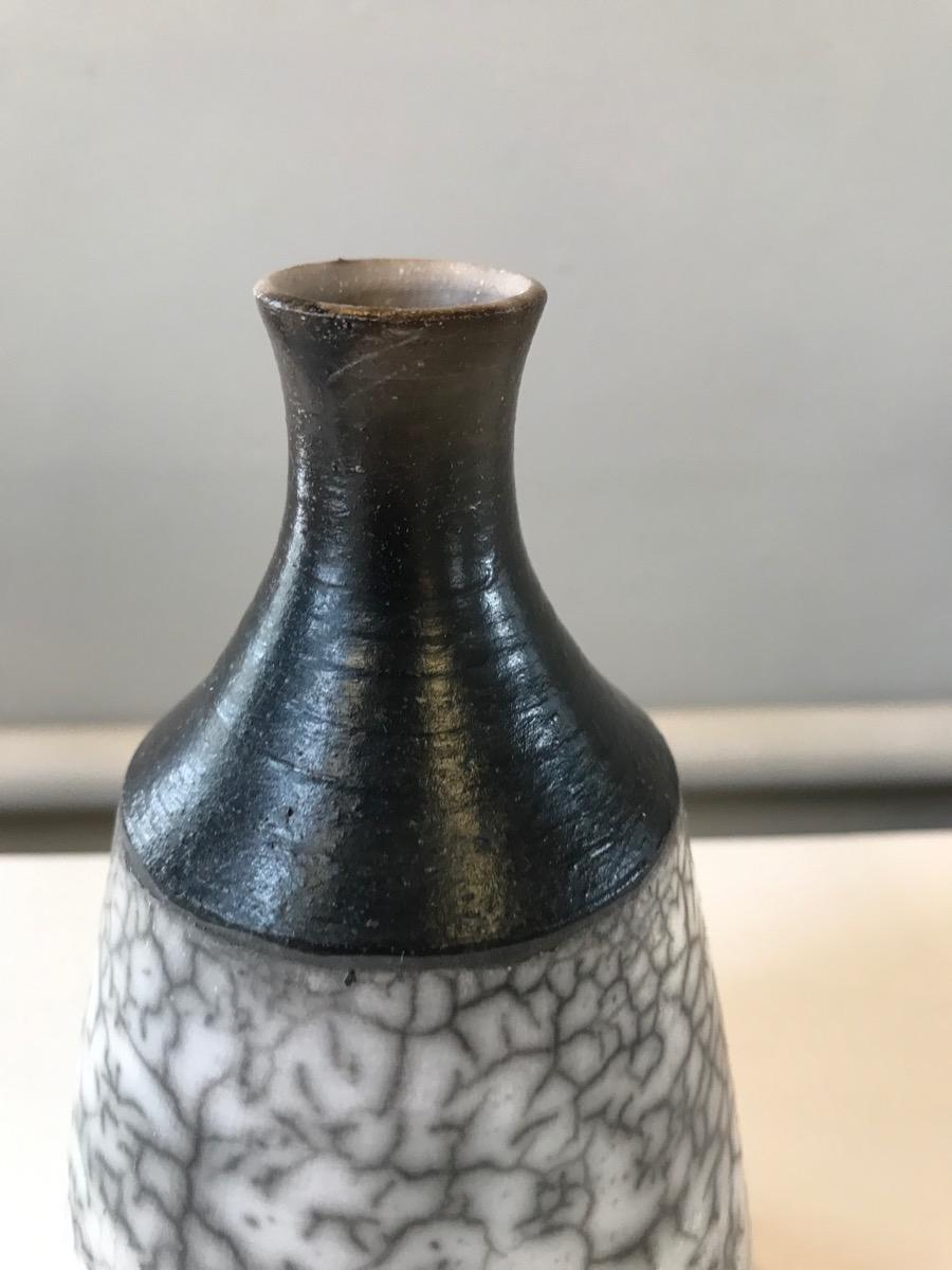Raku III, rayé, moderne, minimaliste et en argile - Contemporain Sculpture par Tamsin Levene