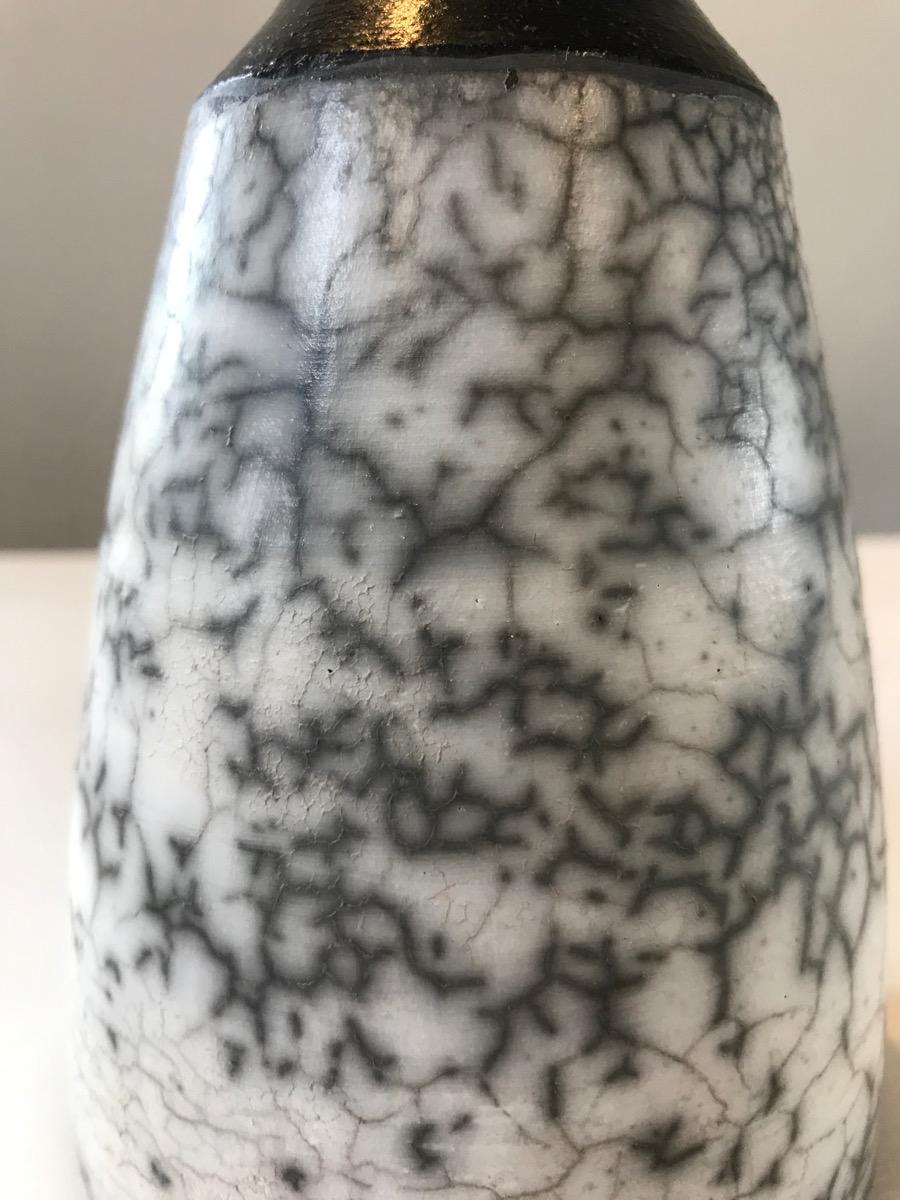 Raku III, rayé, moderne, minimaliste et en argile - Gris Still-Life Sculpture par Tamsin Levene