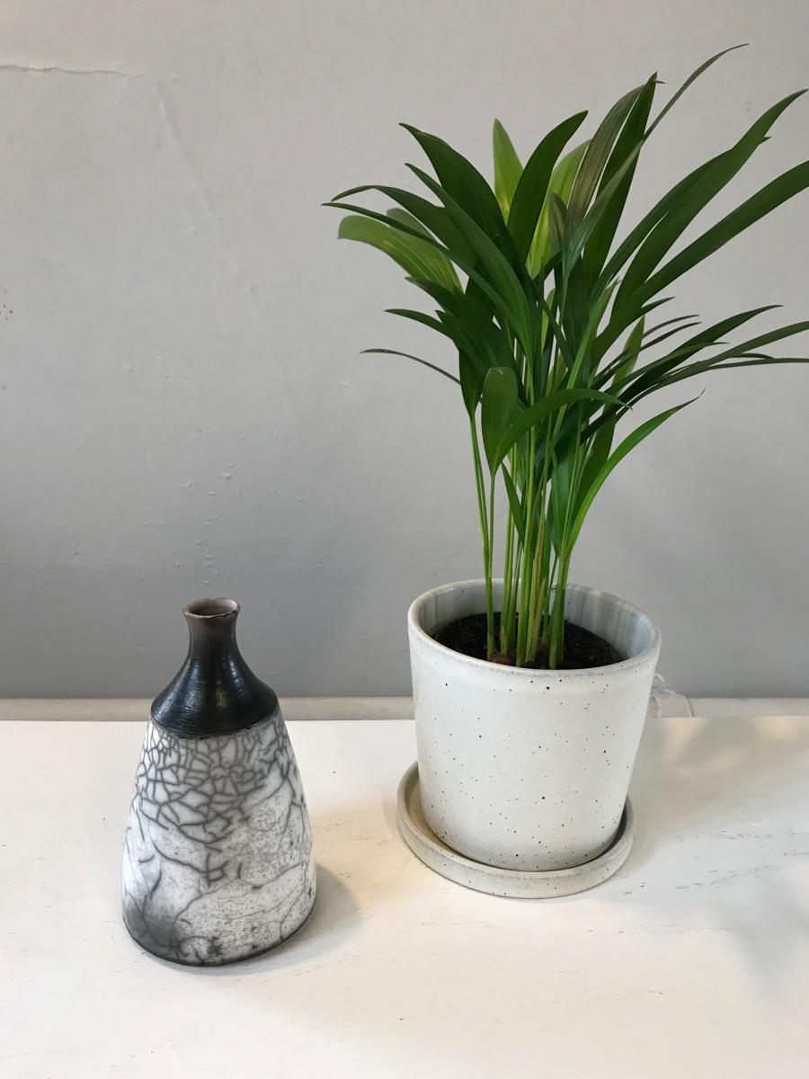 Raku III, rayé, moderne, minimaliste et en argile en vente 1