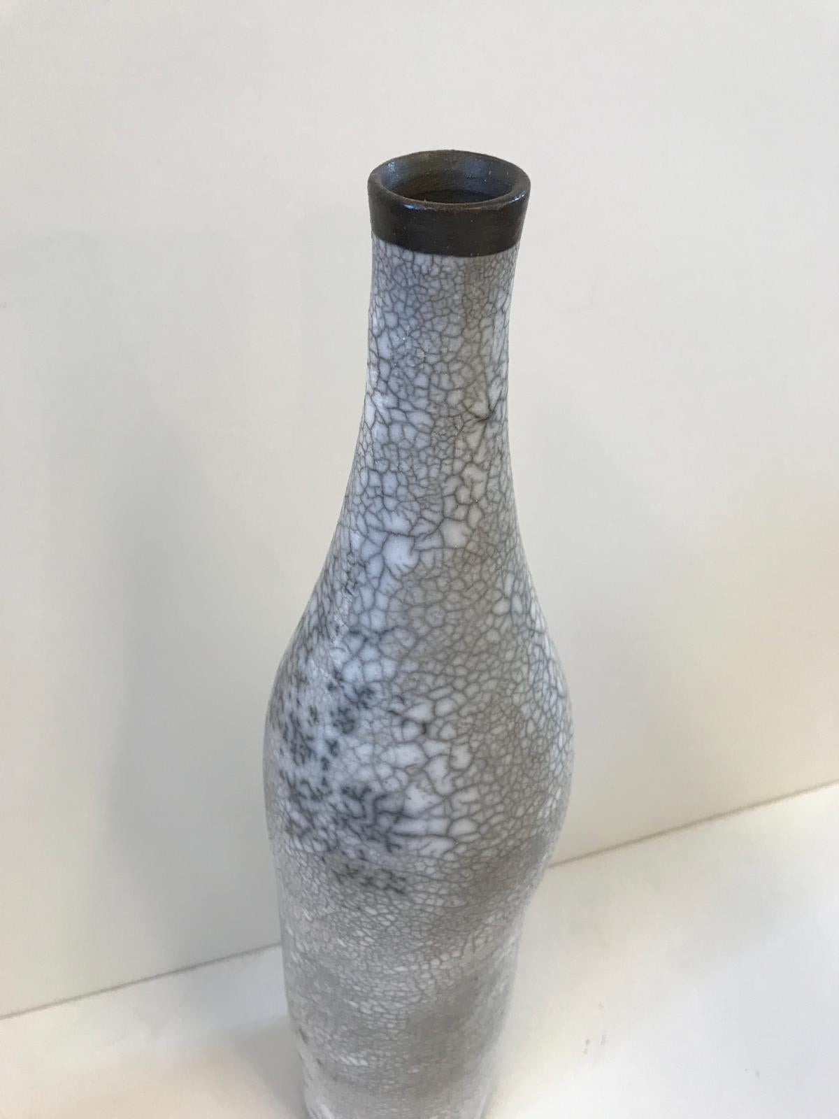 Vendita ceramica Raku Naked Raku, vaso grigio alto in ceramica, scultura d'arte - Sculpture di Tamsin Levene