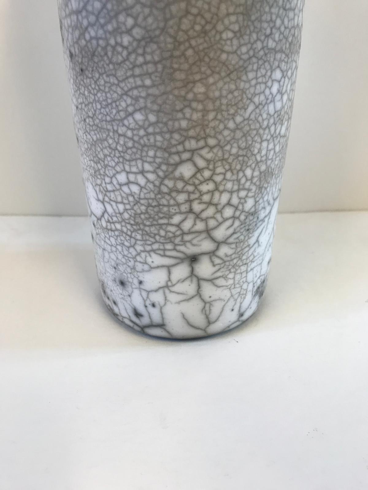 Vendita ceramica Raku Naked Raku, vaso grigio alto in ceramica, scultura d'arte - Sculpture Contemporaneo di Tamsin Levene