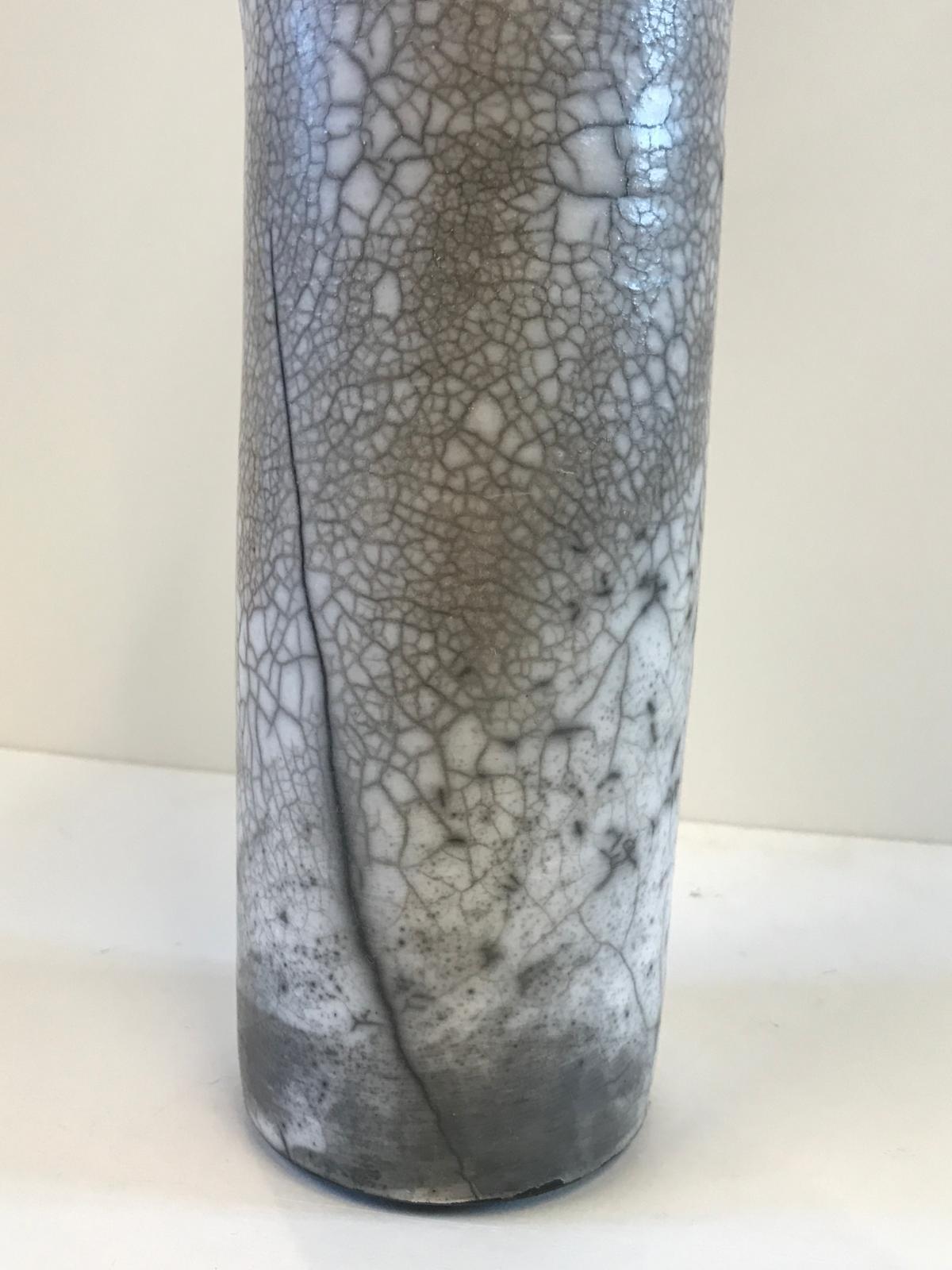 Vendita ceramica Raku Naked Raku, vaso grigio alto in ceramica, scultura d'arte - Still-Life Sculpture Grigio di Tamsin Levene