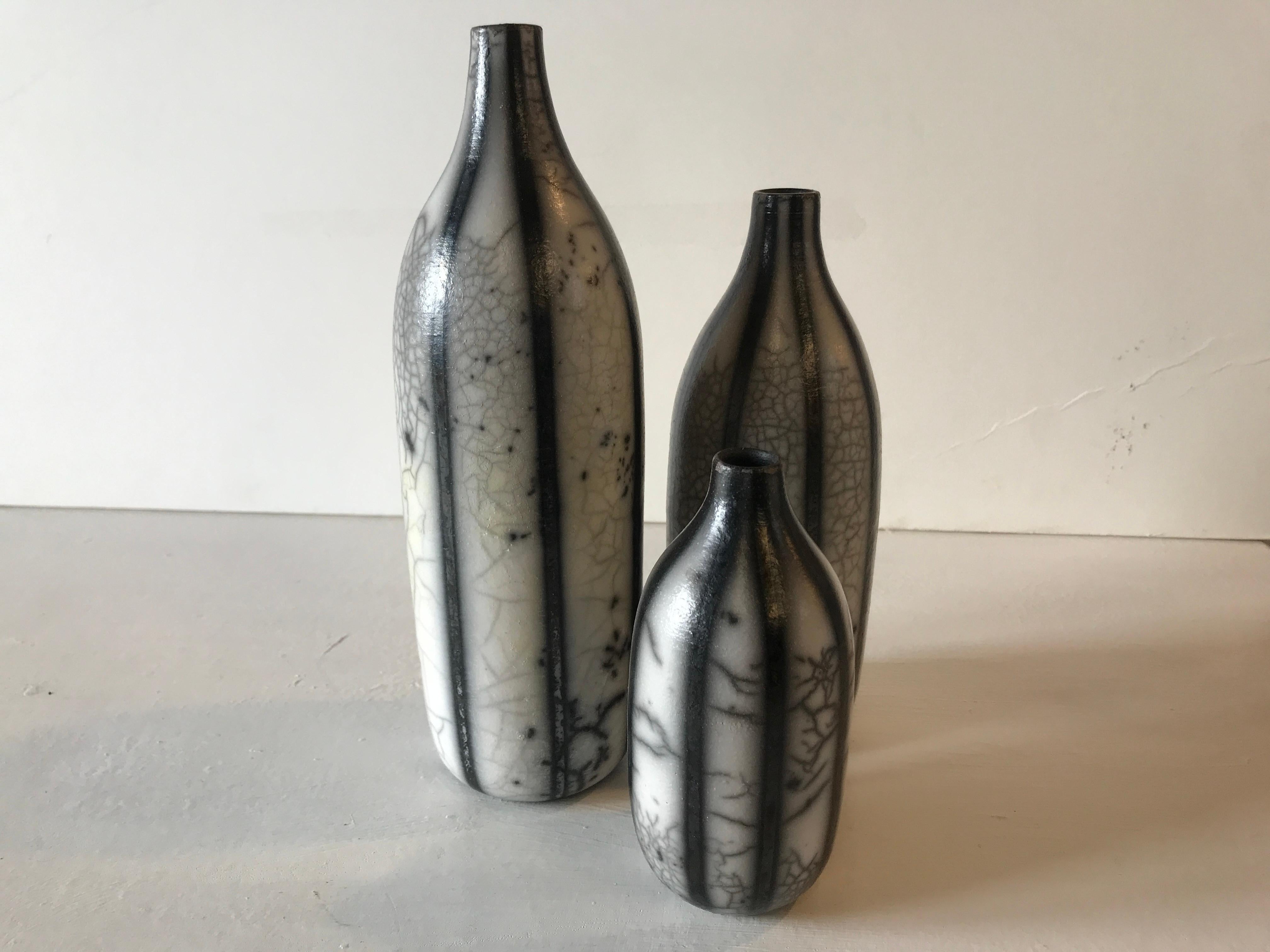 Trois bouteilles rayées en raku - Sculpture de Tamsin Levene